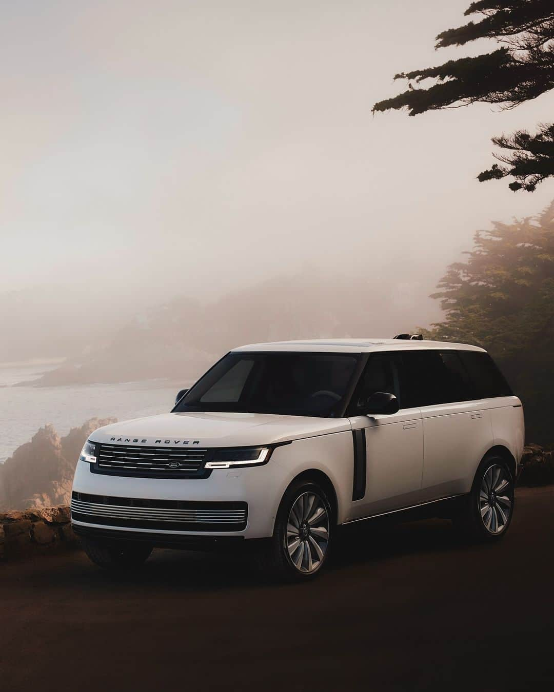 Land Roverのインスタグラム：「Beach side.   Range Rover SV Carmel Edition.   One of seven.   #RangeRover」