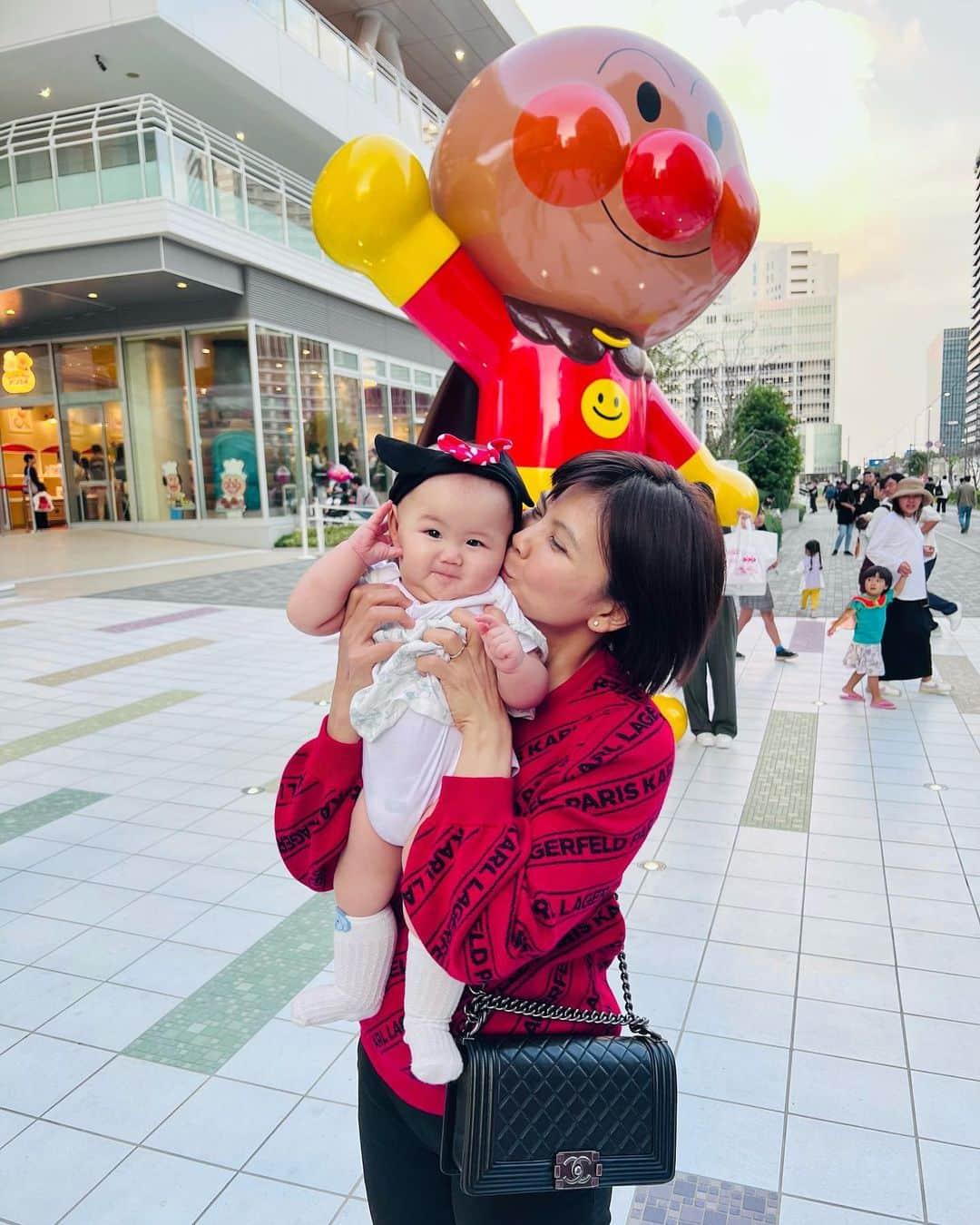 グレイシア・ポリーさんのインスタグラム写真 - (グレイシア・ポリーInstagram)「Jessia akhirnya ke museum Anpanman. 🍞👶🏻😍  Anpanman bukan seperti superhero lainnya yang memiliki kekuatan super untuk membela kebenaran. Anpanman itu adalah roti isi kacang merah, dia disebut superhero karena memiliki hati yang selalu ingin membela kebenaran, keadilan dan berguna untuk sekitarnya. Anpanman selalu mementingkan orang lain daripada dirinya maka dari itu kekuatan super yang Anpanman punya terletak di kepala untuk di makan oleh musuh atau dia bagikan kepada orang sekitar yang sedang kelaparan.   Papa - Mama berdoa sekiranya Jessia juga bisa belajar dari Anpanman yang tidak punya kekuatan superpower tapi Anpanman mengerti kekuatan yang paling hebat itu adalah hati baik, bahkan rela memberikan apa yang dia punya untuk orang lain.」11月10日 19時48分 - greyspolii