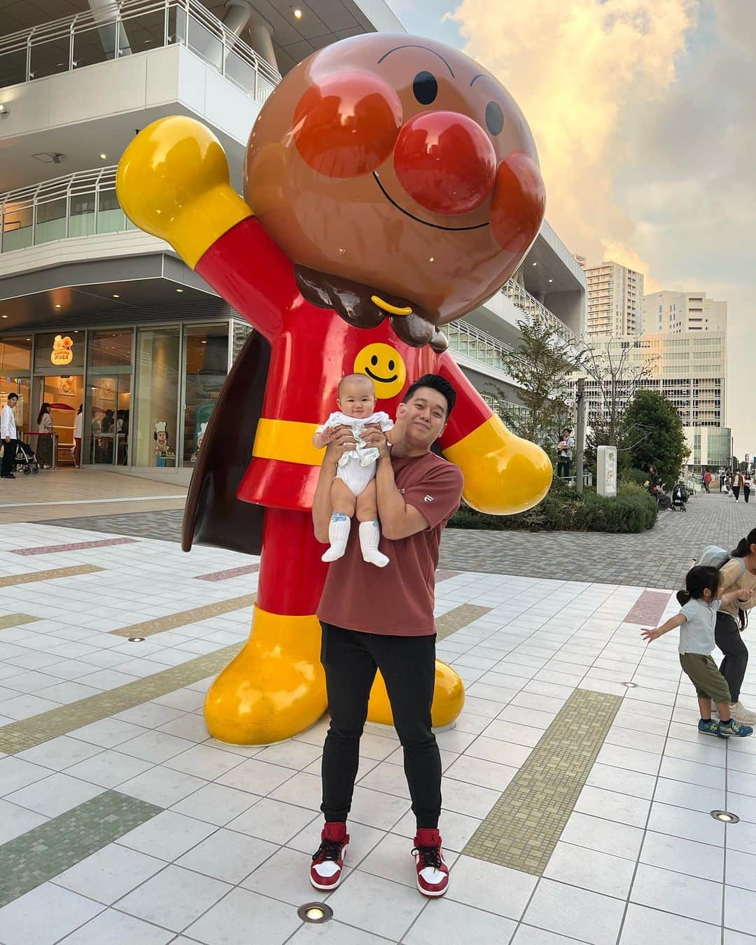 グレイシア・ポリーさんのインスタグラム写真 - (グレイシア・ポリーInstagram)「Jessia akhirnya ke museum Anpanman. 🍞👶🏻😍  Anpanman bukan seperti superhero lainnya yang memiliki kekuatan super untuk membela kebenaran. Anpanman itu adalah roti isi kacang merah, dia disebut superhero karena memiliki hati yang selalu ingin membela kebenaran, keadilan dan berguna untuk sekitarnya. Anpanman selalu mementingkan orang lain daripada dirinya maka dari itu kekuatan super yang Anpanman punya terletak di kepala untuk di makan oleh musuh atau dia bagikan kepada orang sekitar yang sedang kelaparan.   Papa - Mama berdoa sekiranya Jessia juga bisa belajar dari Anpanman yang tidak punya kekuatan superpower tapi Anpanman mengerti kekuatan yang paling hebat itu adalah hati baik, bahkan rela memberikan apa yang dia punya untuk orang lain.」11月10日 19時48分 - greyspolii