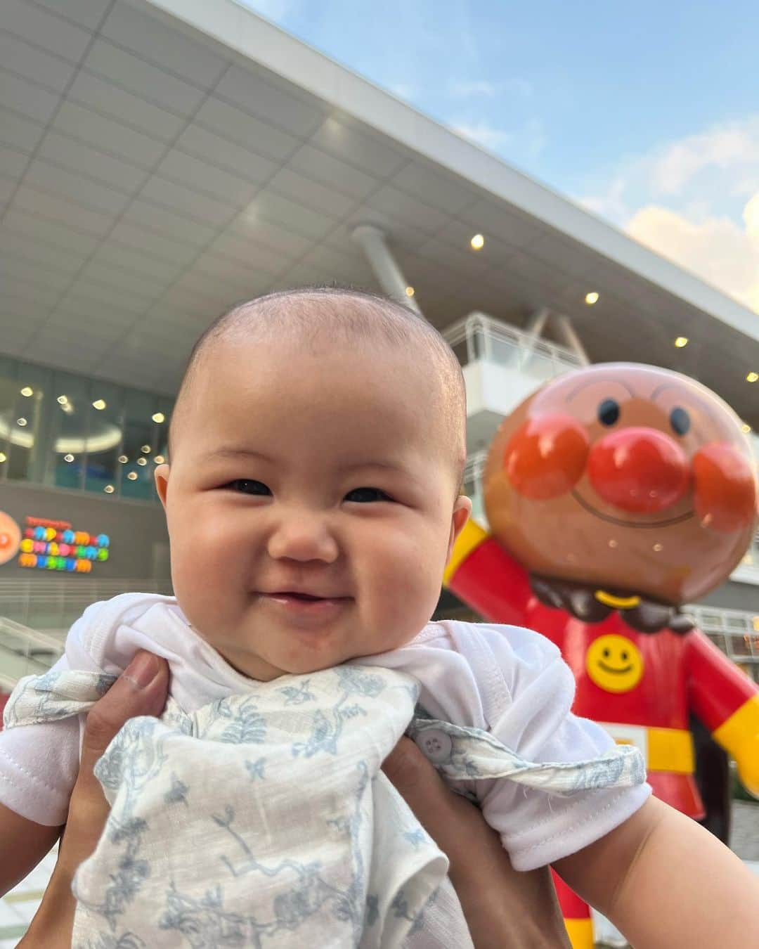 グレイシア・ポリーさんのインスタグラム写真 - (グレイシア・ポリーInstagram)「Jessia akhirnya ke museum Anpanman. 🍞👶🏻😍  Anpanman bukan seperti superhero lainnya yang memiliki kekuatan super untuk membela kebenaran. Anpanman itu adalah roti isi kacang merah, dia disebut superhero karena memiliki hati yang selalu ingin membela kebenaran, keadilan dan berguna untuk sekitarnya. Anpanman selalu mementingkan orang lain daripada dirinya maka dari itu kekuatan super yang Anpanman punya terletak di kepala untuk di makan oleh musuh atau dia bagikan kepada orang sekitar yang sedang kelaparan.   Papa - Mama berdoa sekiranya Jessia juga bisa belajar dari Anpanman yang tidak punya kekuatan superpower tapi Anpanman mengerti kekuatan yang paling hebat itu adalah hati baik, bahkan rela memberikan apa yang dia punya untuk orang lain.」11月10日 19時48分 - greyspolii