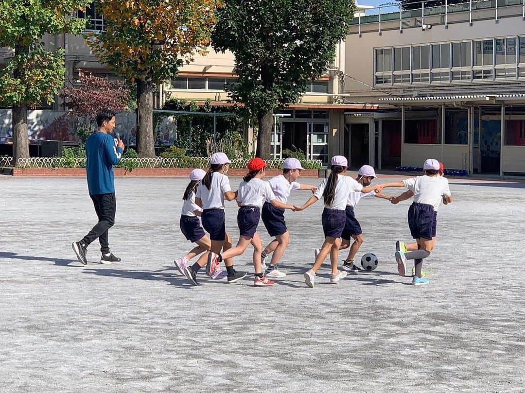 福西崇史さんのインスタグラム写真 - (福西崇史Instagram)「. 「笑顔と学びの体験活動プロジェクト」で 板橋区立成増小学校へ行ってきました⚽️🎤 . 4.5.6年生、みんな元気に笑顔で取り組んでくれました✌️ これからの成長も楽しみです♪ . #笑顔と学びの体験活動プロジェクト #成増小学校 #板橋区 #小学生 #未来は明るい #笑顔 #協力 #成長 #福西崇史」11月10日 19時50分 - takashi_fukunishi