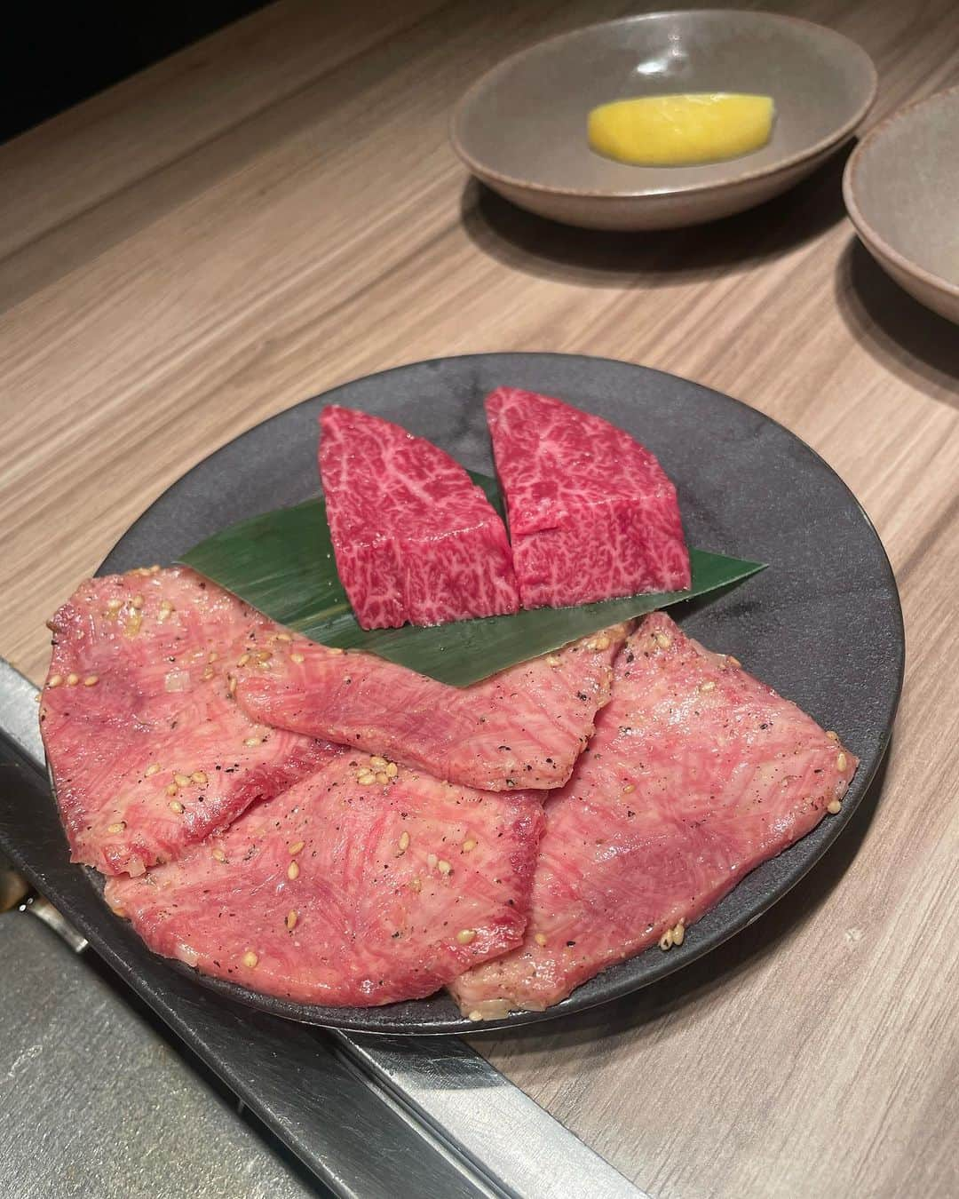 えりぞうさんのインスタグラム写真 - (えりぞうInstagram)「横浜で美味しいお肉食べたいなら  焼肉うしごろ　横浜店 @ushigoro_yakiniku    うしごろ大好き。  横浜は焼肉激戦区。 この辺りは焼肉屋さんだらけ。 同じビルにも人気焼肉さんが 入ってるし、正面のビルも焼肉さん。  でもそんな中でも 頭１つ出て大人気のうしごろ。  内装もとても高級感があり 照明も落ち着いて、ムーディー。 大人な雰囲気。デートにぴったりだと思う。  今宵いただいたコースは 極みコース¥11,000。  まずはスパークリングで乾杯。  コース内容は ・ 富山産白海老の和牛ユッケ ・季節のナムル盛り合わせ ・極みのタン ・厳選厚切りハラミ ・サラダ ・龍王カルビ 〜梅青唐辛子・特製コチュジャン2種のソース～ ・牛ヒレカツサンド～じっくり煮込んだ自家製デミグラスソース〜 ・本日のスープ ・ザブトンのすき焼き ・特選サーロインタレ ・水キムチ ・石焼トリュフビビンバ ・デザート  特に横浜店限定メニューの  ◯富山産白海老の和牛ユッケ¥2,400 ◯牛ヒレカツサンド¥3,100 ◯龍王カルビ (150g)¥2,900 ◯石焼トリュフビビンバ¥3,100  は、どれも美味しい。 横浜店にきたら、ぜひ食べてみて欲しいです。 特に龍王カルビの登場はびっくり！ インスタ映え。  肉質とってもいいし、 トリュフ、キャビアなどの高級食材と 焼肉のマリアージュは贅沢の極み。  しかも単品でこの金額だし、 この内容で コースで¥11,000はかなりコスパ良し。  やっぱり うしごろ最高！大好き！  #PR#うしごろ横浜店#うしごろ#焼肉うしごろ横浜店#焼肉#芸能人御用達#焼肉ディナー#神奈川焼肉#神奈川グルメ#横浜市グルメ#横浜市ディナー#横浜グルメ#横浜ディナー#横浜焼肉#横浜市焼肉#YOKOHAMA#yakiniku#肉食女子#なな肉グラム#東京映え焼肉#グルメスタグラム#美食家#グルメ好きな人と繋がりたい#キラキラ女子#焼肉好きな人と繋がりたい#グルメ女子#東京グルメ女子#東京グルメマップ」11月10日 19時50分 - erizo0012