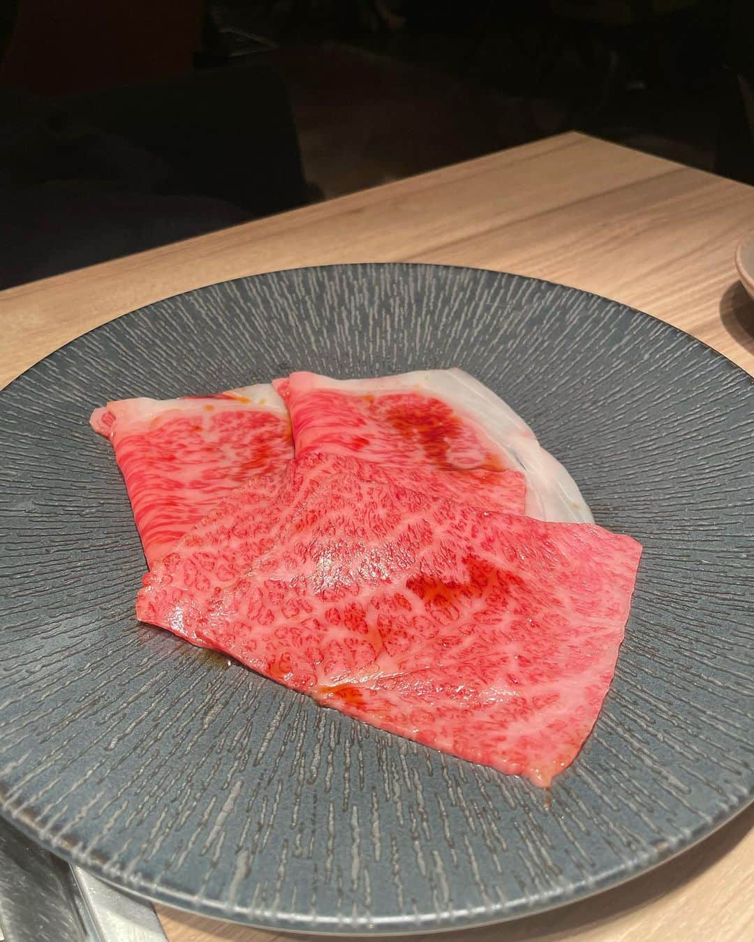 えりぞうさんのインスタグラム写真 - (えりぞうInstagram)「横浜で美味しいお肉食べたいなら  焼肉うしごろ　横浜店 @ushigoro_yakiniku    うしごろ大好き。  横浜は焼肉激戦区。 この辺りは焼肉屋さんだらけ。 同じビルにも人気焼肉さんが 入ってるし、正面のビルも焼肉さん。  でもそんな中でも 頭１つ出て大人気のうしごろ。  内装もとても高級感があり 照明も落ち着いて、ムーディー。 大人な雰囲気。デートにぴったりだと思う。  今宵いただいたコースは 極みコース¥11,000。  まずはスパークリングで乾杯。  コース内容は ・ 富山産白海老の和牛ユッケ ・季節のナムル盛り合わせ ・極みのタン ・厳選厚切りハラミ ・サラダ ・龍王カルビ 〜梅青唐辛子・特製コチュジャン2種のソース～ ・牛ヒレカツサンド～じっくり煮込んだ自家製デミグラスソース〜 ・本日のスープ ・ザブトンのすき焼き ・特選サーロインタレ ・水キムチ ・石焼トリュフビビンバ ・デザート  特に横浜店限定メニューの  ◯富山産白海老の和牛ユッケ¥2,400 ◯牛ヒレカツサンド¥3,100 ◯龍王カルビ (150g)¥2,900 ◯石焼トリュフビビンバ¥3,100  は、どれも美味しい。 横浜店にきたら、ぜひ食べてみて欲しいです。 特に龍王カルビの登場はびっくり！ インスタ映え。  肉質とってもいいし、 トリュフ、キャビアなどの高級食材と 焼肉のマリアージュは贅沢の極み。  しかも単品でこの金額だし、 この内容で コースで¥11,000はかなりコスパ良し。  やっぱり うしごろ最高！大好き！  #PR#うしごろ横浜店#うしごろ#焼肉うしごろ横浜店#焼肉#芸能人御用達#焼肉ディナー#神奈川焼肉#神奈川グルメ#横浜市グルメ#横浜市ディナー#横浜グルメ#横浜ディナー#横浜焼肉#横浜市焼肉#YOKOHAMA#yakiniku#肉食女子#なな肉グラム#東京映え焼肉#グルメスタグラム#美食家#グルメ好きな人と繋がりたい#キラキラ女子#焼肉好きな人と繋がりたい#グルメ女子#東京グルメ女子#東京グルメマップ」11月10日 19時50分 - erizo0012