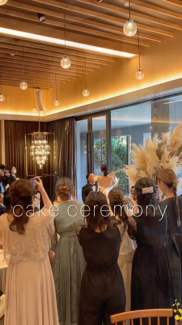 結婚式場 ヒルズスィーツ宇都宮ブリーズテラスのインスタグラム：「ケーキセレモニー♡  大好きな方々に囲まれて行う ケーキセレモニーって とっても幸せですよね♡  おふたりの幸せでたまらないって顔を見られたら ゲストも幸せだなーと感じます  私も撮影させていただいて 幸せー！かわいー！ と心の中で幸せを噛み締めております笑  ____  新郎新婦のリアルなお声や こだわりポイントなどを 公式HPに掲載しております  ヒルズスィーツのTOPページより ぜひご覧くださいませ♡ @hillssweets_wedding  ___  #プレ花嫁 #結婚式 #日本中のプレ花嫁さんと繋がりたい #ウエディング #結婚式場 #全国のプレ花嫁さんと繋がりたい #結婚式場 #wedding #フィオーレビアンカ #fiorebianca #宇都宮結婚式場 #栃木結婚式場 #ヒルズスィーツ宇都宮ブリーズテラス #ヒルズ #ケーキセレモニー #ケーキ入刀 #ファーストバイト」