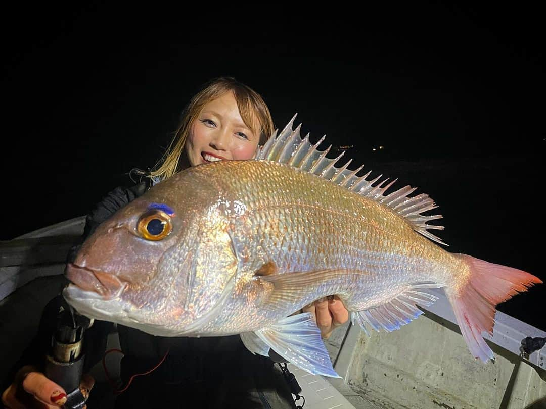 冨士木耶奈のインスタグラム：「. じゃじゃんっ‼️ これぞ、鳴門海峡の デカデカ真鯛っ！！😎✨ 鳴門の激流に潜む真鯛は 体高ヤバヤバ半端ないっ🤩🤩 このデカデカ真鯛を ミノーで釣るから これまたアタリも引きも 最高におもしろいっ👏🏽😍 真鯛のキレイでくっきりな ブルーのアイシャドウが 魅力的っ😚😚💎  #鳴門海峡 #船釣り #海幸丸 #真鯛  #キャスティング #ミノー  #夜釣り #鳴門の渦潮 #巨大魚  #fishinglife #narutobridge #🎣  #awajishima #narutowhirlpool  #鳴門の渦潮を世界遺産へ」