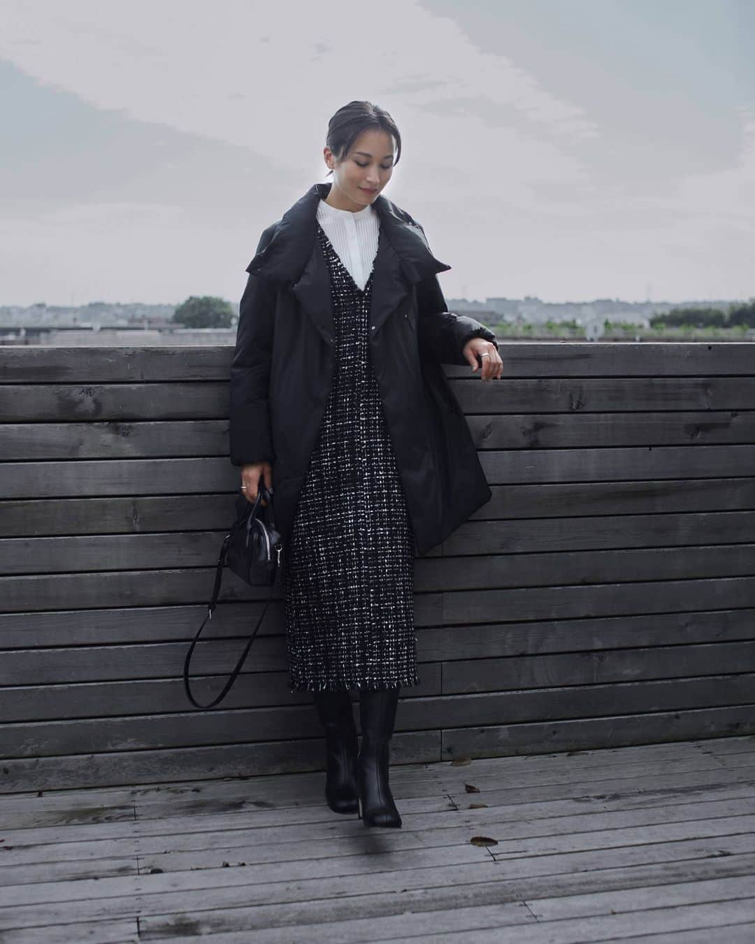 ICB WEB MAGAZINEさんのインスタグラム写真 - (ICB WEB MAGAZINEInstagram)「. Long or Middle丈感別 冬のリコメンドアウター  04　MIDDLE LENGTH ダウンジャケット  シックにぬくもりを纏える シームレスなADS仕様  スタンドカラーのADSダウンは、 ボタンを留めればトレンド感、 開ければエレガントに着られる衿元変化がポイント。 表情のある素材合わせで、スタイリングに奥行きを。  ADSダウン スタンドカラーコート ￥52,910(taxin)  トリアセコットンタイプライター シャツブラウス ￥24,970(taxin)  ロービングツイード ワンピース ￥39,930(taxin) .  ICB STYLE WEB 2023 SPECIAL EDITION @icb_jp プロフィールリンクよりご覧いただけます。  #icb #icbjp #icbstyleweb #onward #オンワード #オンワード樫山 #onwardcrosset #オンワードクローゼット #fashion #通勤コーデ #通勤スタイル #オフィススタイル #オフィスカジュアルコーデ #ootd #オフィスカジュアル #シンプルコーデ #大人カジュアル #秋コーデ #シンプルファッション #お仕事服 #ootdfashion #大人シンプル #ADS #ADSダウン #ダウンコート #ワンピース #ワンピースコーデ #ジャンスカ #ジャンスカコーデ #ジャンパースカート」11月10日 20時01分 - icb_jp