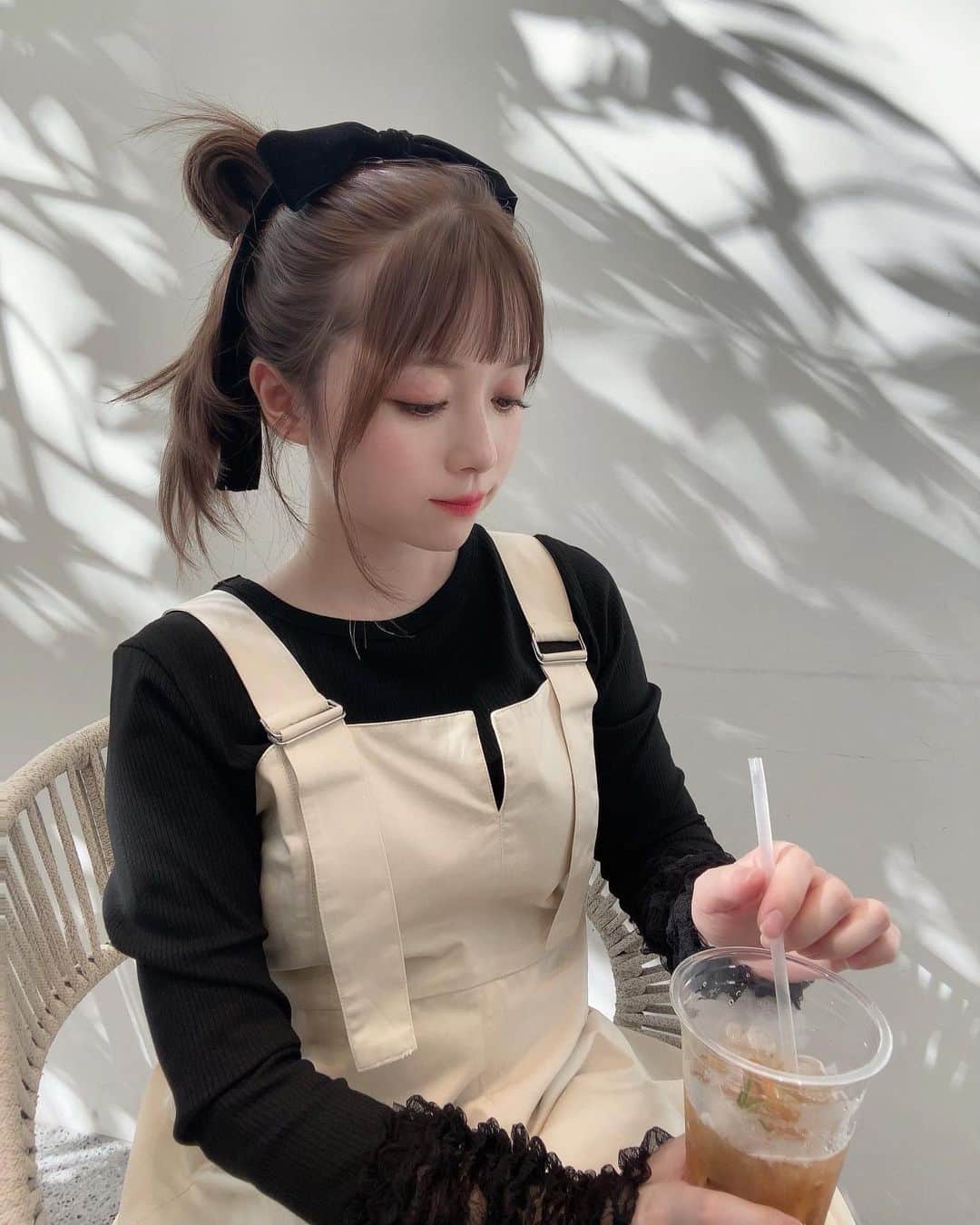 おりもあいのインスタグラム：「🖤🤍🖤🤍🖤🤍🖤 前髪短くなった🥰 すぐ伸びるからいつも切る時は眉上😂」