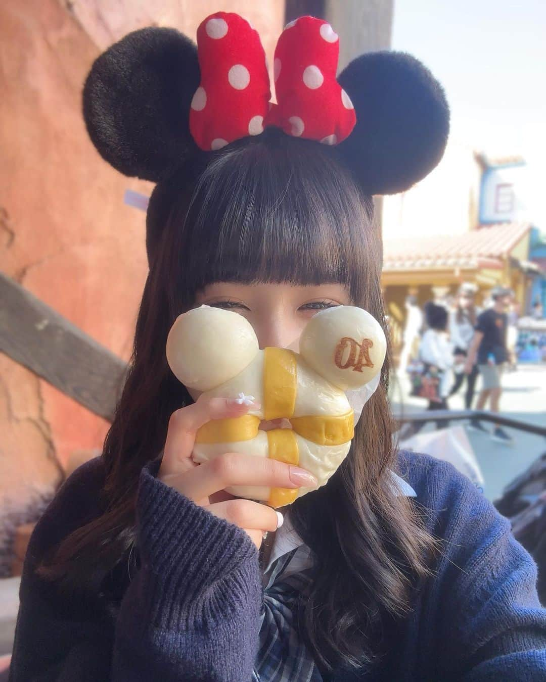 松本恵莉紗のインスタグラム：「ミッキーのうきわまん🐭💫 みんなは食べた事ありますか〜？ すっごく美味しかったです♡」