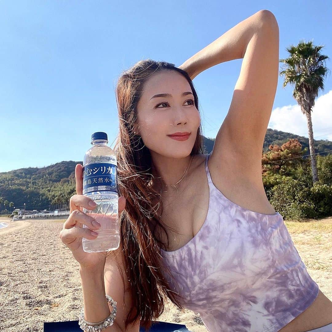 RURIKOのインスタグラム：「beachyogaに行ってきたよ🏝️ 昼間は暑いぐらいだけど、 朝晩、涼しくなりましたね☺️  冬に向けて空気も乾燥してくるので、 水分は意識して取りたいですね✨  看護師、ヨガインストラクターの私は、 健康にはいつも気を使っています。  どうせ飲むなら身体にいいものを❤︎  毎日の健康と美肌維持に✨ 私がずっと飲み続けている #のむシリカ @nomusilica_official  やっぱり、難しいことより、 続けやすいことが 1番いいなって思います❤︎  飲みながら感じる、自分に染み渡る感❤︎ お肌や身体の調子が安定して良いので、 日々の積み重ね、身体に取り入れる物って大切だなって実感しています😌✨  既に飲んでるよーとか、 飲んでみようかな？とか、 いつも皆様から沢山のコメント頂き、 嬉しいです❤︎  ☑️シリカって、ケイ素の事✨ お肌や髪、爪、血管、細胞壁などに含まれ、コラーゲン、エラスチン、 ヒアルロン酸などと密接に関係しています。 体内で生成する事が出来ないので、 食事や天然水からの補給が必要なんです❤︎  ⁡中硬水なのに、 軟水みたいに飲みやすいから 違和感なし。 スープや煮込み料理、炊き込みご飯など、お料理に使うのもオススメです🍚  　 是非チェックしてみて下さいね(o^^o) ⬇️ @nomusilica_official  #シリカ #シリカ水 #のむシリカ #ナチュラルミネラルウォーター  #霧島天然水 #美容 #ケイ素 #健康#美肌#ナチュラルウォーター好き #美意識高い人#supported #happy#smile#thankyou #綺麗な人と#料理に使うと美味しくなる #美活#看護師ママ」