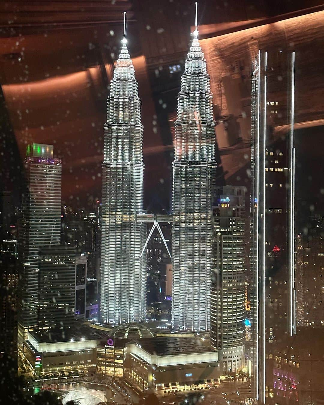 福吉真璃奈さんのインスタグラム写真 - (福吉真璃奈Instagram)「Petronas Twin Towers🌃☔️」11月10日 19時58分 - new_fukumari