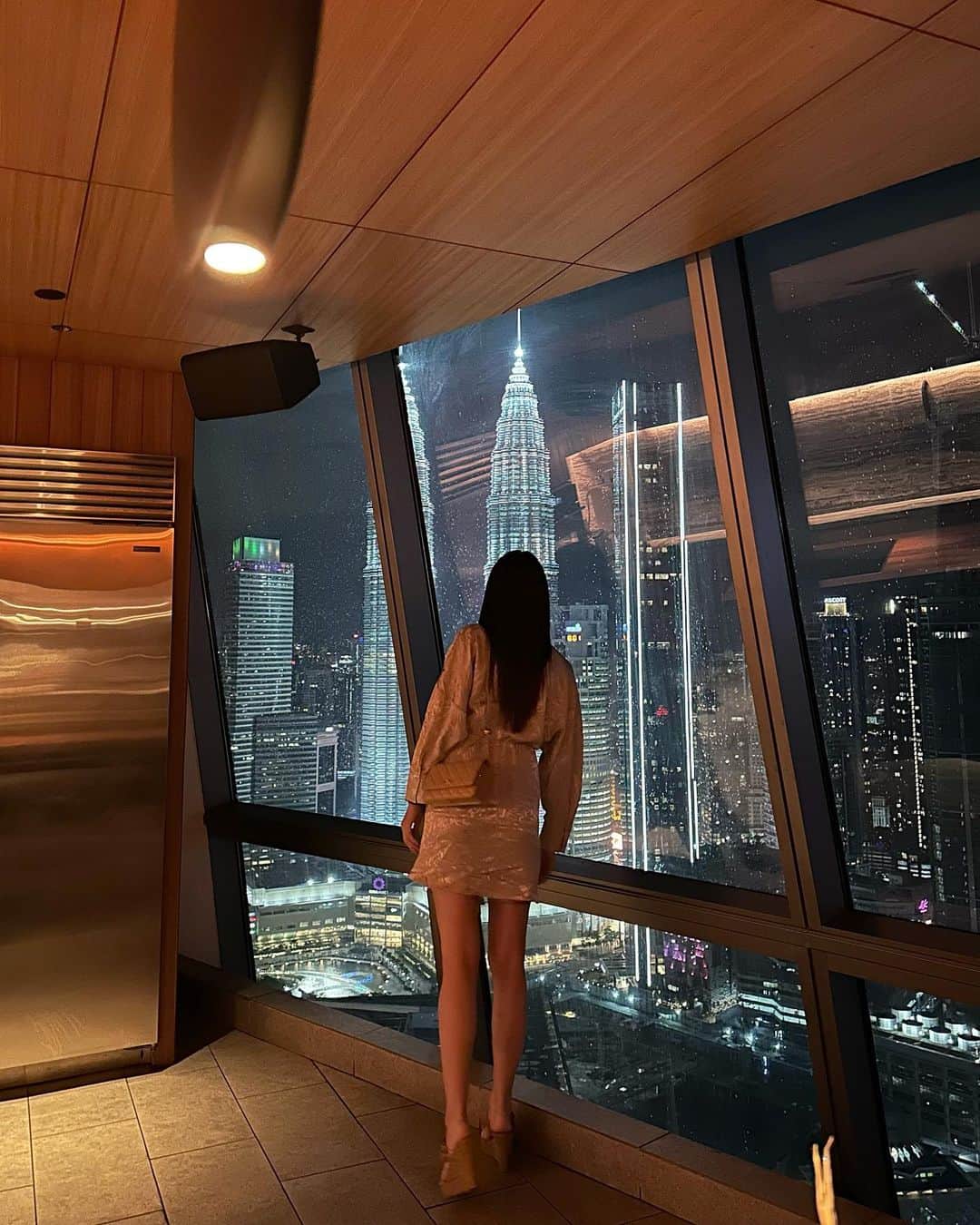 福吉真璃奈のインスタグラム：「Petronas Twin Towers🌃☔️」