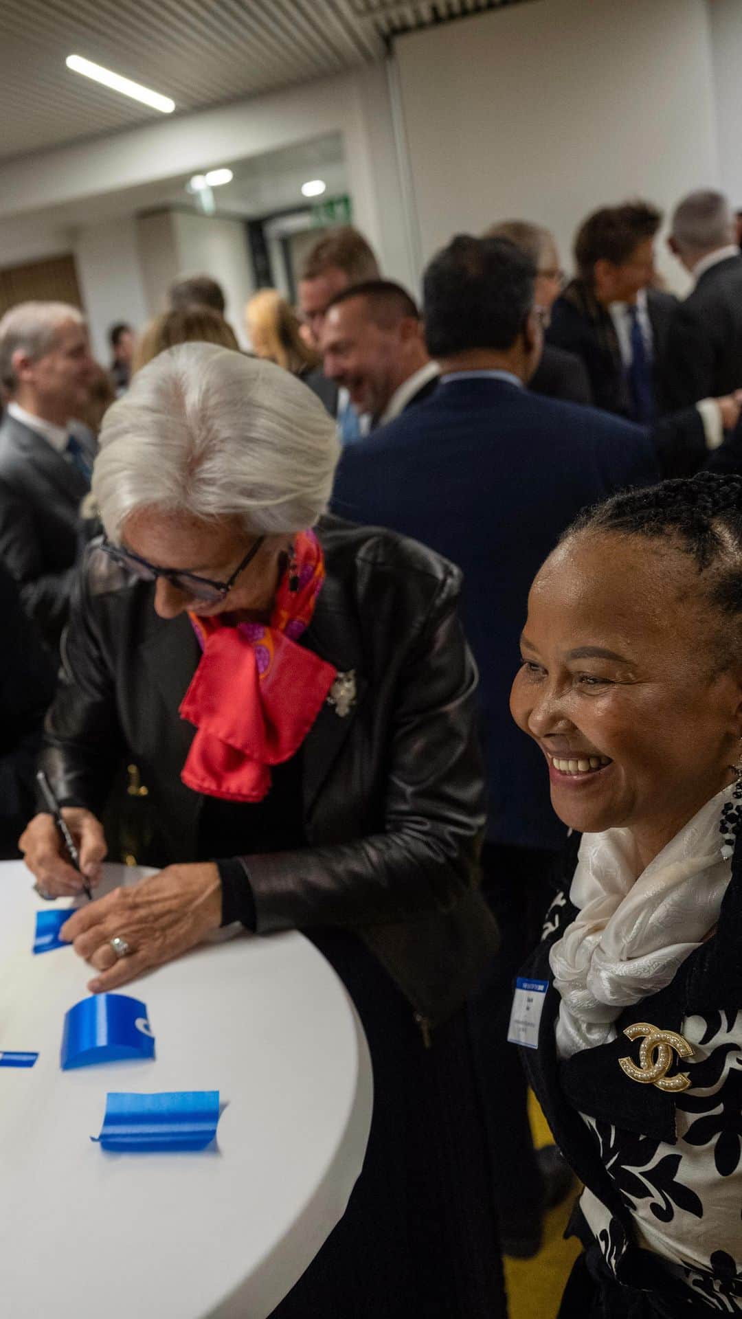 クリスティーヌ・ラガルドのインスタグラム：「🇪🇺 Behind the scenes at the opening of the House of Euro, a shared home for Eurosystem central banks in Brussels!  While we make our decisions independently, dialogue and collaboration with other European institutions is crucial.」
