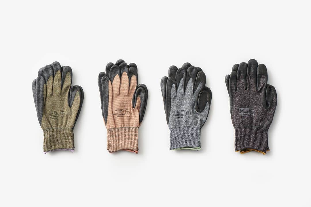 ヒラハルさんのインスタグラム写真 - (ヒラハルInstagram)「【働く手を支える作業手袋】  働く手のための万能手袋「workers gloves」が再入荷しました！新しいカラーも仲間入りして、4色2サイズからお選びいただけます。  油成分や摩擦にも強い「ニトリルゴム素材」を採用。独自の技術により水に濡れてもグリップ効果は持続する優れものです。雨の日やガーデニングの場面でも重宝しますし、蒸れにくい仕様になっているのも嬉しいポイントです！  ▼workers gloves　¥1,430  さらに、全ての指がタッチパネルに反応するようになっています。スマホで長文を打つなど細かな操作までは少し手こずるかもしれませんが、クリックしたりスライドしたりの操作であればなんのその。  例えばスマホでホームページや動画をみながらガーデニングやDIYに取り組んだり、家具を組み立てることができますし、手袋したまま写真も撮れちゃいます。  @wazawazapan ☝️お買い物はプロフィールリンクより 『わざわざオンラインストア https://waza2.com/』をタップ  ・・・・・・・・・・・・・・・  #パンと日用品の店わざわざ #わざわざ #wazawaza #tet #テト #workersgloves #作業用手袋 #手袋 #興和グローブ」11月10日 19時59分 - wazawazapan