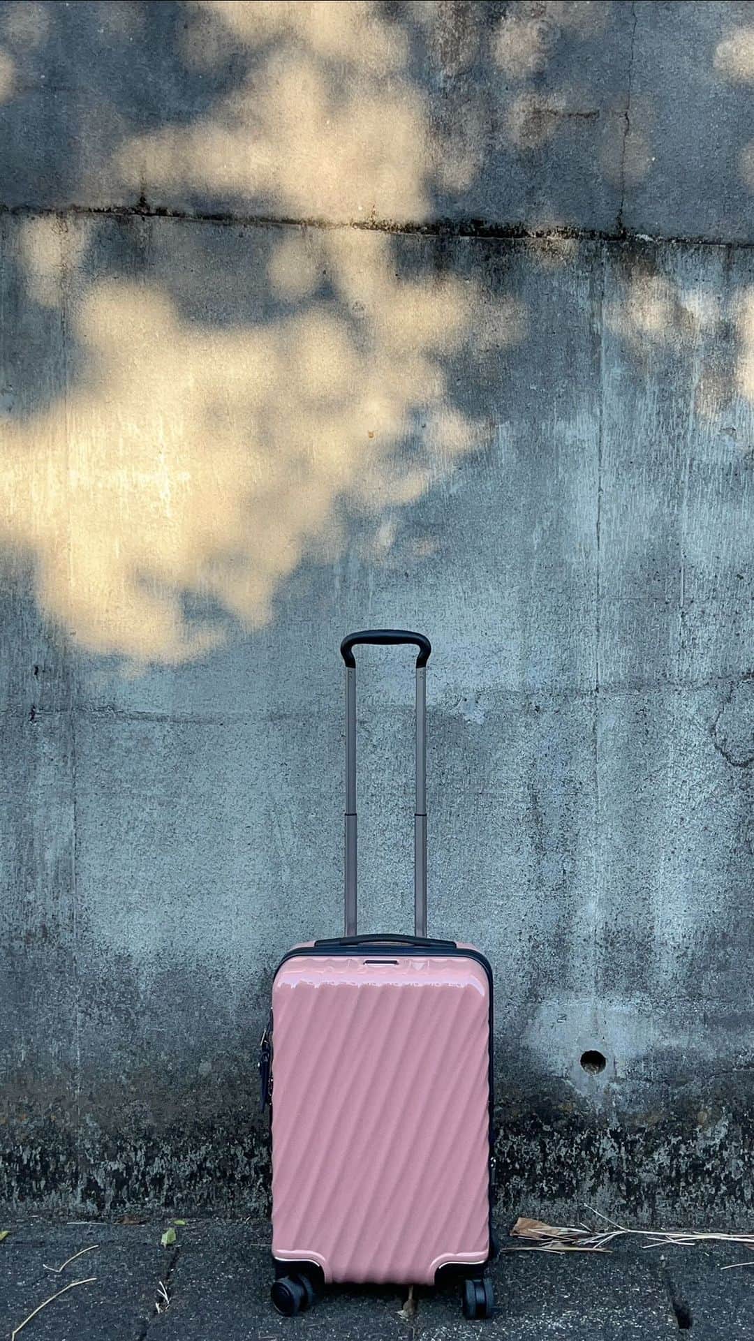 宮原響のインスタグラム：「. お出かけ準備リール🧵! トゥミ( @tumitravel )のスーツケース、 pinkとnavyですごくかわいい♡ コンパクトなサイズなのに 収納力も機能性も抜群で◎ しかもすごくスムーズに移動ができて すごく快適でした、😉 みんなも是非ゲットしてね〜🎧 #pr　#TUMI　#トゥミ　#TUMI19D　#旅行コーデ」