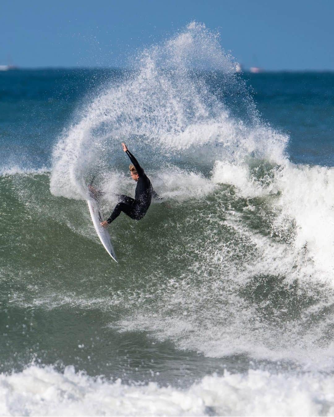 ビラボンのインスタグラム：「Make the best wetsuits. Be good  to the ocean.♻️🦅　 海に優しい、最高のウェットスーツを作ろう！私達が作る最も持続可能な、ウェットスーツ。それは、妥協しないパフォーマンスを徹底追求しています。  #BillabongWetsuits」