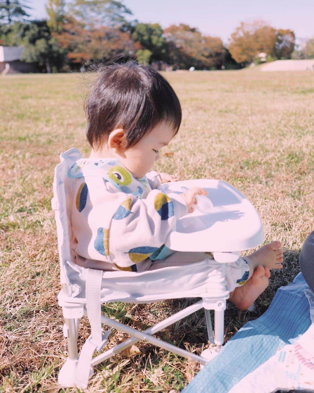 五島夕夏さんのインスタグラム写真 - (五島夕夏Instagram)「かわいい親子とピクニック🌼  たくさん食べておいしいを知って 透き通った目できれいなものを見つめて どんどん大きくなってほしいな👶  私は他人なのに、会うたび感じる成長が幸せなのよ……ホロホロ  ーーーーーーーーーーーーー  11月23-26日に開催される フラワーベースオーダー会&陶器市☕️  オーダー会へのたくさんのご予約 誠にありがとうございました💐！ 反響があり、とても嬉しく思っています。  直接お話をお伺いできる時間が 今からドキドキ楽しみです。  陶器市は予約不要ですので どなたでもお気軽にお越しくださいませ！  カフェでのドリンクやお菓子も併せてお楽しみくださいね🍰  詳しくは固定の投稿をご覧ください💐  2023.11/23(木)〜26(日) オーダーフラワーベース&陶器市 coffee&baked LOCASA open 11:00-18:00 (cafe open 8:00-18:00) 〒157-0063 東京都世田谷区粕谷1-6-27 フジ1F  #illustration #art #illust #オーダーフラワーベース #陶器市 #陶器販売 #locasa #coffeeandbakedlocasa #ロカーサ #イラスト #イラストレーター #陶器 #世田谷カフェ #八幡山カフェ #千歳船橋カフェ #ねこ皿 #ceramics #ピクニック #秋ピクニック #秋ピク #ベイビーピクニック #👶」11月10日 20時00分 - goto_yuuka