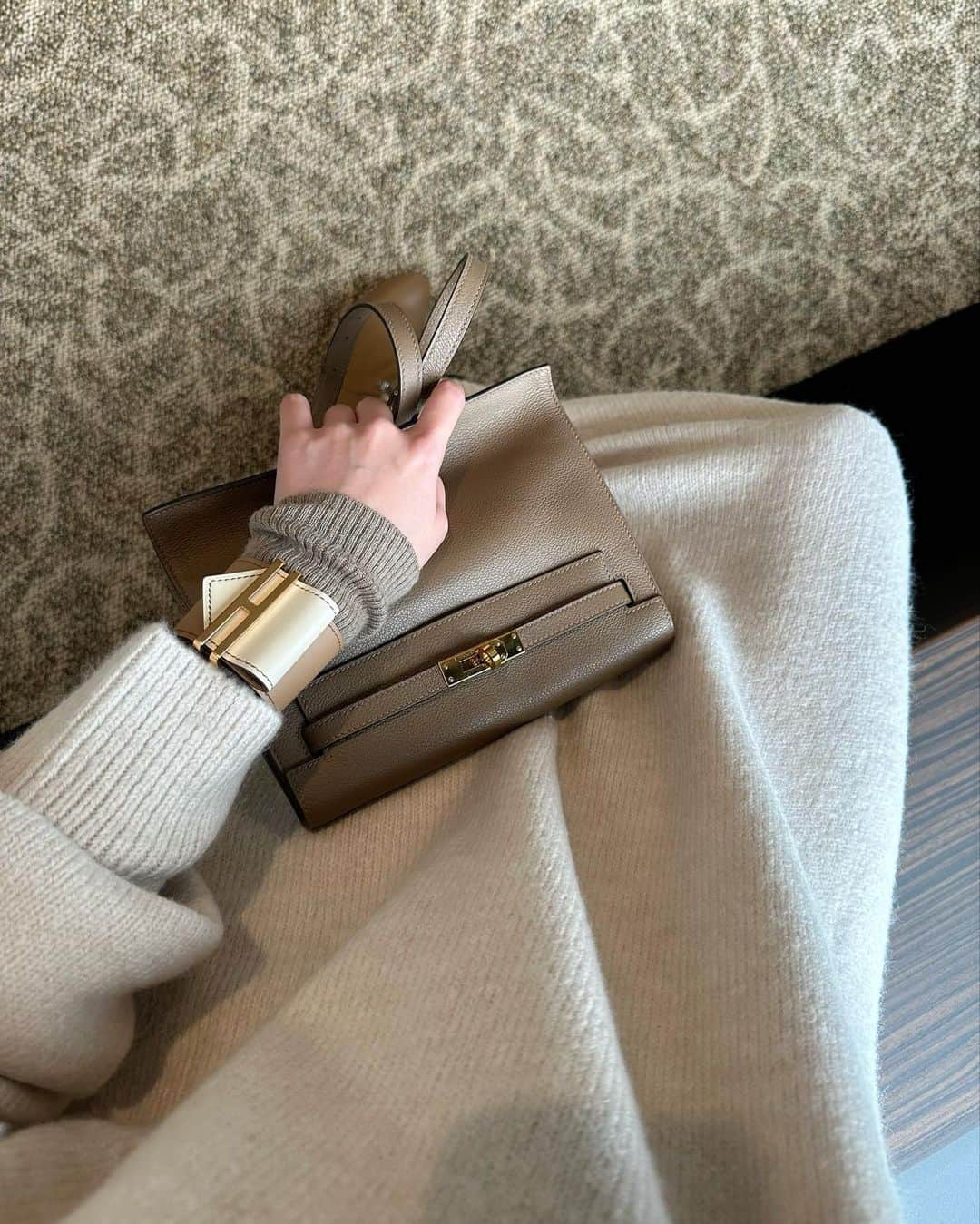 冨張愛さんのインスタグラム写真 - (冨張愛Instagram)「寒くなってきたので⛸️ ふかふかでとても心地良いニットワンピースを。 やさしげなアイボリーカラーが可愛くて ワントーンで着たくなる☃️ ロング丈で足元まですっぽり暖かいので 年始の真冬まで沢山着られそう🐻‍❄️ * knit onepiece ... #bonjoursagan #ボンサガ @bonjoursagan  knit ... #UNIQLO 👓 ... #dior #instagood #coordinate #ootd #outfit #fashion #instafashion #meg_ootd #bs_style #코디네이트 #패션 #카메라 #コーディネート #コーデ #ファッション #今日のコーデ #今日の服 #157cmコーデ #ディオールメガネ #ワンピース #ニットワンピ #ニットワンピース #冬コーデ」11月10日 20時00分 - megumitomihari