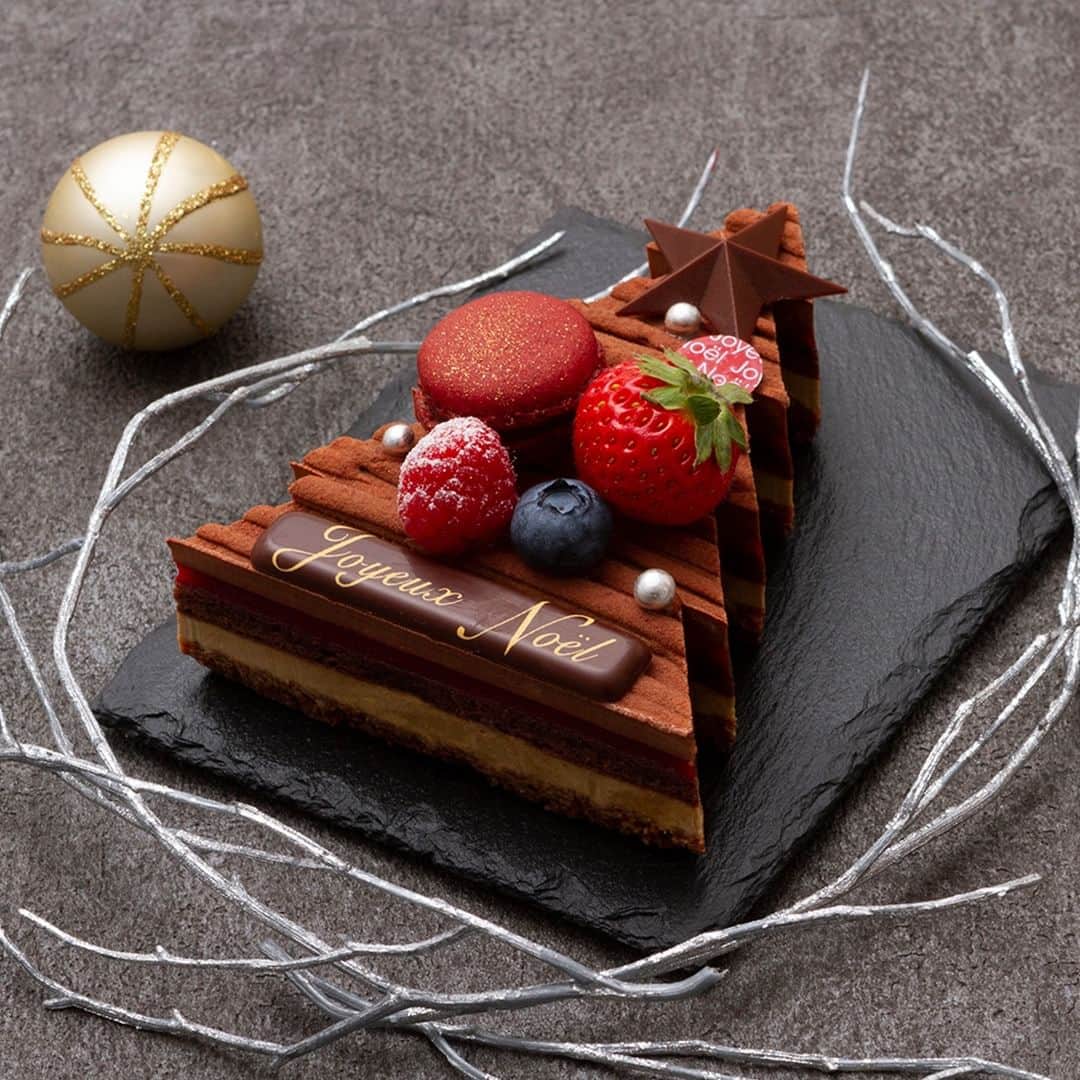 pâtisserie Sadaharu AOKI parisのインスタグラム：「Noël2023🎄  ショコラの味わいにアールグレイの香りとフランボワーズの酸味が溶け合う新作クリスマスケーキ「サパン ショコラ アールグレイ」。  ショコラのクリームには、アールグレイの香り・フランボワーズの酸味と好相性な、奥深いアロマと爽やかな余韻を併せ持つイタリア「ドモリ社」のショコラを使用。3つの味わいと香りが響き合う贅沢な味わいをお楽しみいただけます。  ＿＿＿＿＿＿＿＿＿＿＿＿＿＿＿＿＿＿  【クリスマスケーキ予約受付期間】  12月17日（日）まで ※オンラインショップは12月15日（金）まで  【お引き渡し日】 12/21・22・23・24・25  ※ケーキ・ご予約方法の詳細はオフィシャルサイトをご覧ください。 https://www.sadaharuaoki.jp/noel2023/ ＿＿＿＿＿＿＿＿＿＿＿＿＿＿＿＿＿＿」