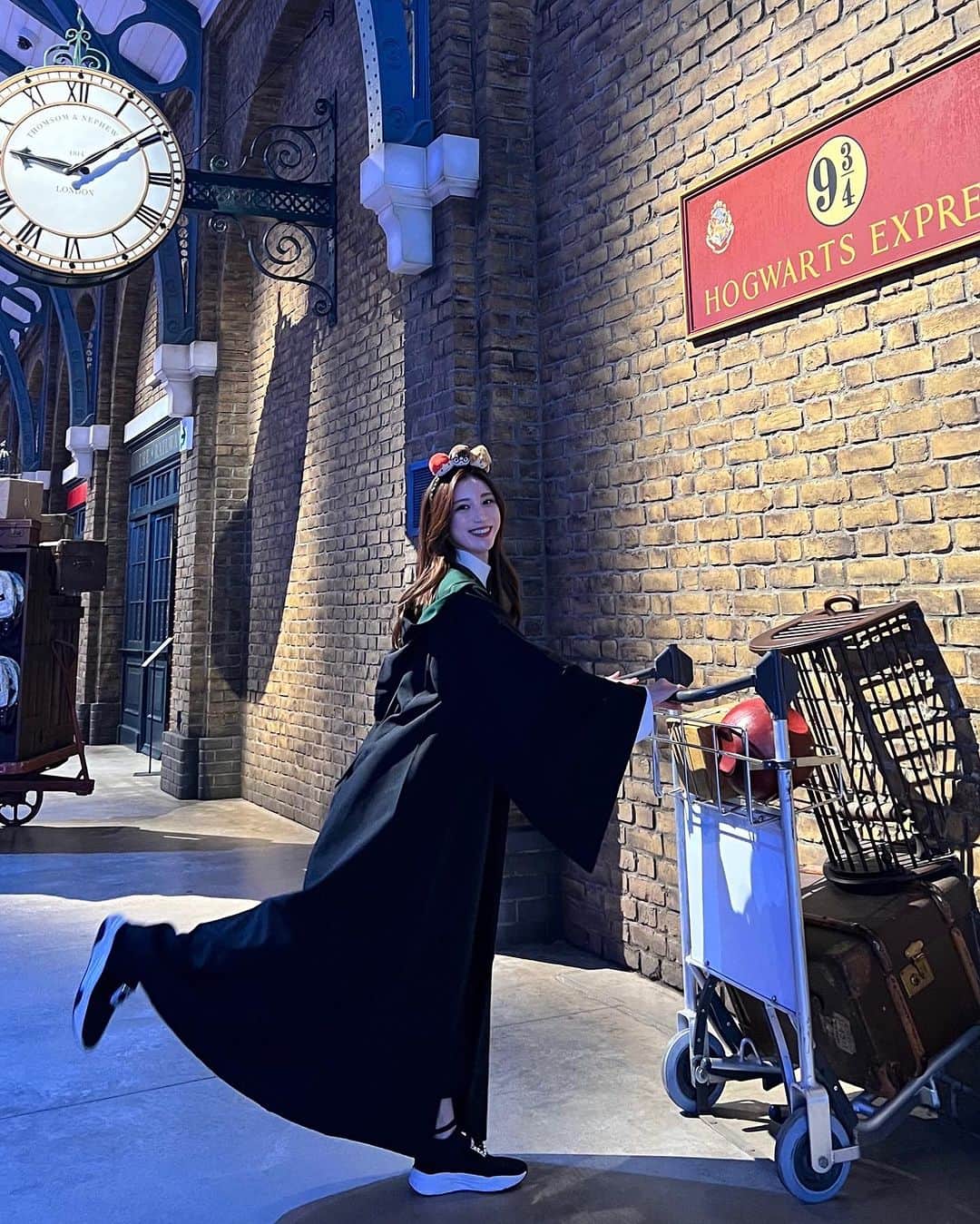 阿野いずみのインスタグラム：「ハリーポッターの世界へ🪄  📍ワーナーブラザーズスタジオツアー東京  入り口から何もかもが想像以上に本物で大迫力でワクワクが止まらなかった😳！  9と3/4番線 動く階段、バタービール、ロンドン魔法省、ダイアゴン横丁、渡り廊下、アフタヌーンティーぜーんぶマグルの私たちでも行けましたよん🐍♡  ☑︎ 美人百花 @bijinhyakka 12月号 p168〜p169 美人SALON "ハリーポッター"の魔法の世界に没入体験♡にびっしりワクワクな詳細が載ってるので見てね🪄  @wbtourtokyo #ハリポタツアー #ハリーポッター#ワーナーブラザーズスタジオツアー」