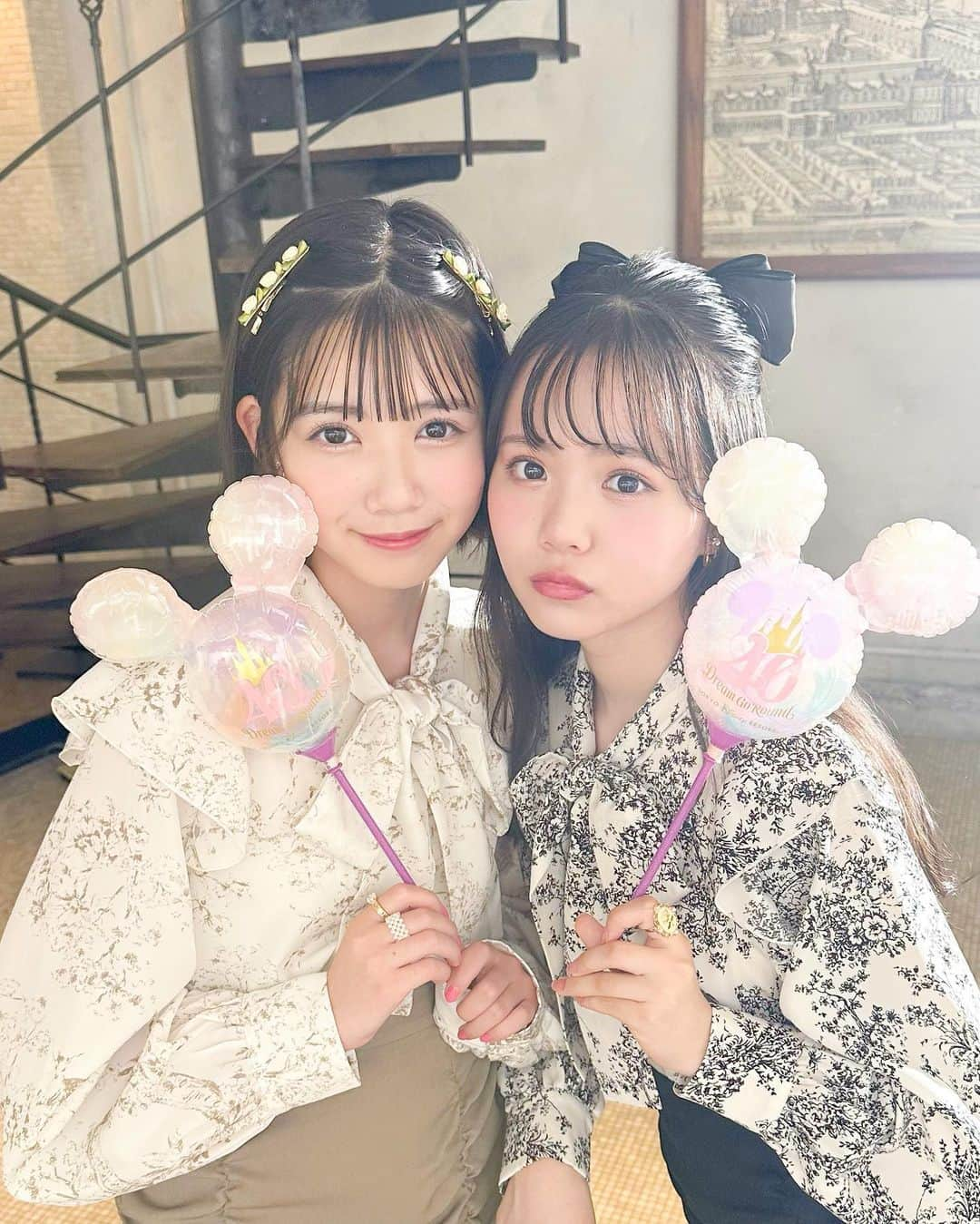 伊藤沙音のインスタグラム：「🧁🐰  ニコラ12月号 shritaを着て冬の街へ♡ のオフショだよ~  アウターやワンピ、セットアップなど可愛いshritaの冬服をふたばちゃんと紹介しています🎀  今月もとっても楽しい撮影でした🎶   #伊藤沙音 #小松崎ふたば ちゃん  #nicola #ニコモ #ニコラ12月号発売中  #shrita  #シュリータ  #ヒカリメイク」