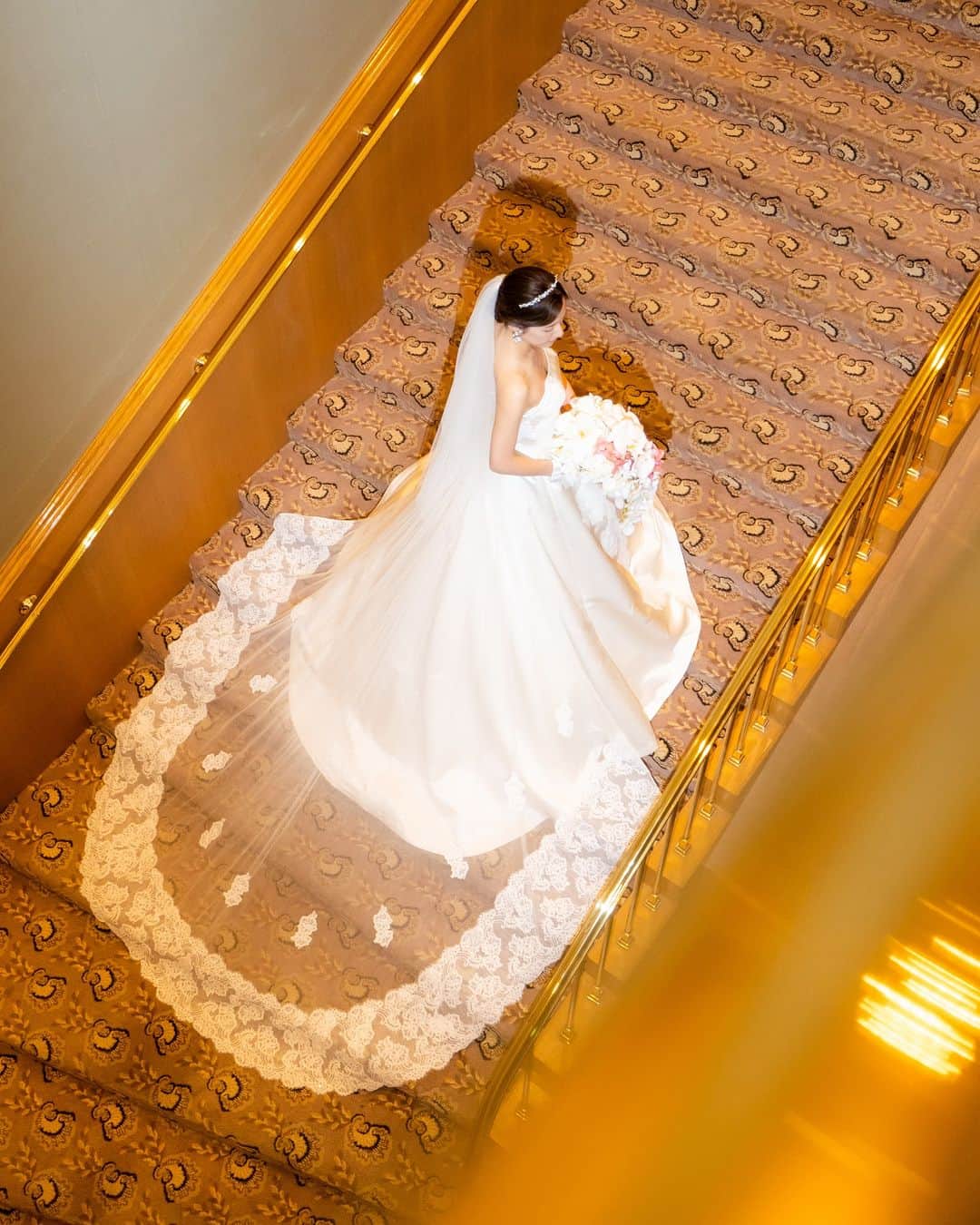 ホテル椿山荘東京ウエディングさんのインスタグラム写真 - (ホテル椿山荘東京ウエディングInstagram)「❤️  非日常感あふれる「絨毯階段」 …………………………………… ロングトレーンが美しく映える 階段ショット📷  ドレスを綺麗に見せてくれて、 カップルからの人気も高い「絨毯階段」は 上質感にあふれた空間で、 ホテルウエディングらしい 1ショットを残していただけます♪  非日常感を満喫しながら、 撮影のひと時をお楽しみください💍✨  Dress @bridalsalon_hana Dress @takamibridal_costume   TOKYO RESORT WEDDING 東京には、ひとを祝福する森がある。  ----------------------------------------------- @hotelchinzansotokyo_wedding のアカウントを タグづけ＆ #椿山荘花嫁 にてご投稿いただいた方より ステキなお写真✨をご紹介させていただきます。 皆さまのご投稿をお待ちしております ------------------------------------------------  #ホテル椿山荘東京ウエディング #ホテル椿山荘東京 #椿山荘結婚式 #東京リゾート #東京リゾートウエディング #tokyoresortwedding #東京花嫁 #関東花嫁 #花嫁ショット  #ウェディングレポ  #ホテルウエディング #結婚式準備  #結婚式場探し #式場見学  #卒花嫁 #2023花嫁 #大人花嫁  #前撮り #後撮り #フォトウエディング #プレフォト #ウェディングフォト #ウエディングフォト  #ウェディングドレス #ウエディングドレス #プリンセスライン #ロングトレーン #ブーケ　#花嫁ヘア」11月10日 20時00分 - hotelchinzansotokyo_wedding