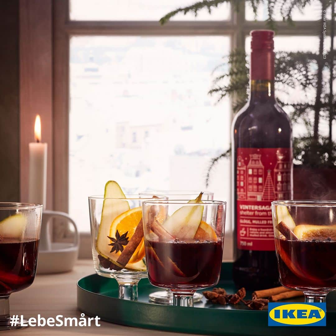 IKEA Austriaのインスタグラム：「Bauanleitung für schwedischen Glögg zuhause!  1 - Erwärme behutsam dein VINTERSAGA Glühfruchtgetränk.   2- Füge Rosinen, gehackte Mandeln, Orangenschalen, Nelken und Kardamom hinzu.   3 - Lass alles 5 Minuten köcheln und du bist bereit für die Glögg Party!   4 – Sag Skål statt Prost! ❄️🍷 💙   #LebeSmårt」