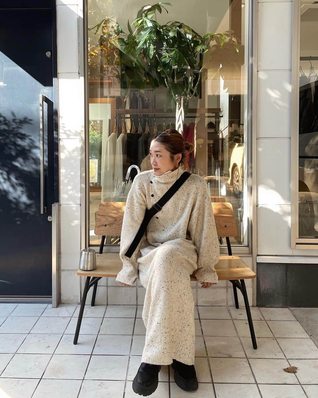 yan___5さんのインスタグラム写真 - (yan___5Instagram)「つぶつぶが可愛いニットワンピ🧶 ロング丈で丈感もちょうどいい！ (160cmでMサイズ着てます)🫶🏻  ワンピ　@bab.showroom  #bab #babcode #ニット #ニットワンピ #zozotownで買える」11月10日 20時10分 - yan___5