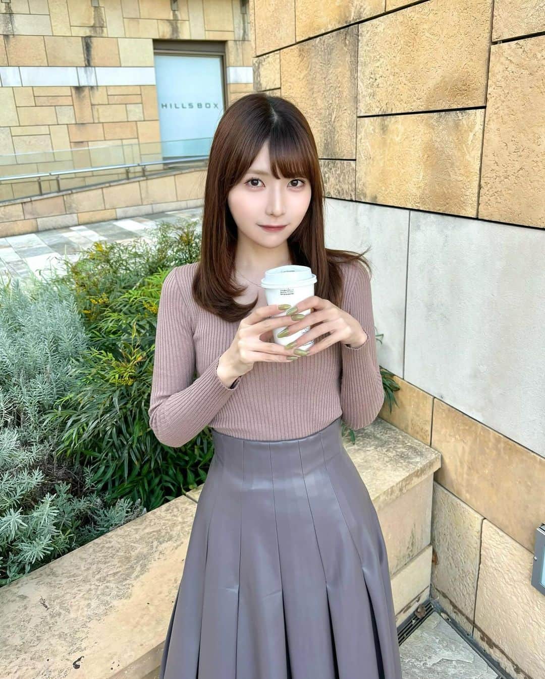 秦はるかのインスタグラム：「このレザーのスカート、スタイル良く見えてお気に入りです🪿 一気に寒くなったからアウター必須だね。。 ココアもそろそろホットに切り替えます♨︎」