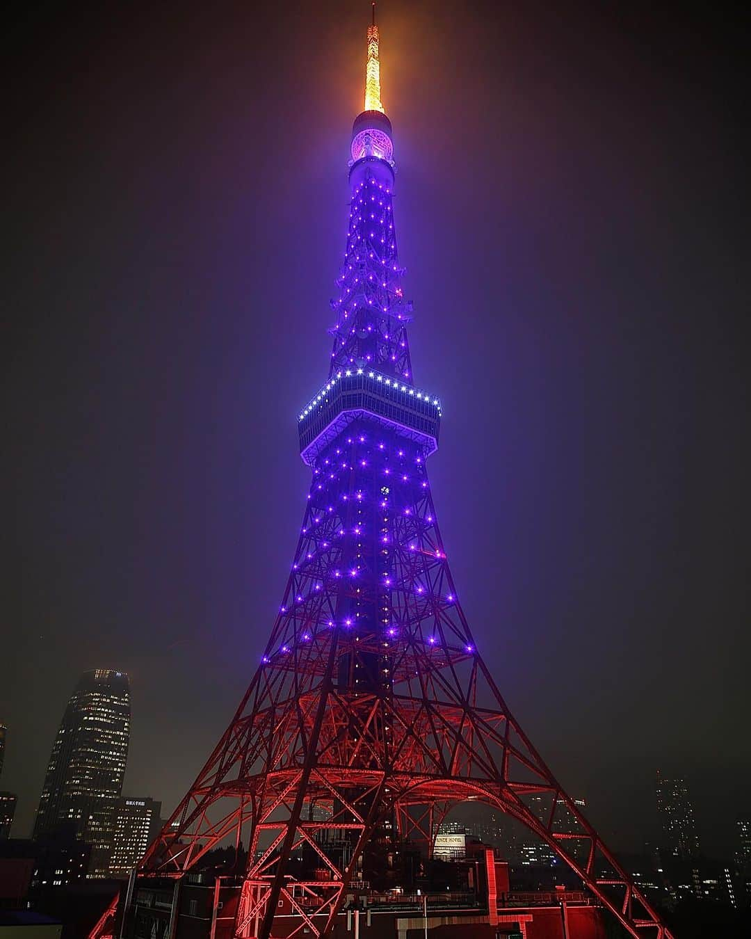 東京タワーのインスタグラム：「. 本日、11月10日（金）は 東京商工会議所 初代会頭  渋沢栄一翁の意志をつなぐライトアップ✨  東京商工会議所・初代会頭  渋沢栄一翁の「逆境の時こそ、力を尽くす」 精神を受け継ぎ、  明るい未来に向け、 すべての方々に応援の気持ちを込めて！  11月10日から渋沢翁の命日である 11月11日にかけて、 渋沢翁ゆかりの「藍玉」をモチーフに 東京タワーを藍色にライトアップします✨  是非、お近くにいらっしゃる方は ご覧ください😊  ———————————  【 お知らせ 】  🆕 TikTok  東京タワーの公式TikTokアカウントが 開設されました！  詳細はプロフィールにあるリンクから↓ @tokyotower_official  ■ 公式LINE  東京タワー公式LINEでは 東京タワーのイベント情報を お届けしています！  詳細はプロフィールにあるリンクから↓ @tokyotower_official  ■ Your Tokyo Tower 🗼  # your_tokyotowerで あなたの東京タワーをリポスト！  @tokyotower_official の タグ付けをしてくれると見つけやすいよ！  皆様からの投稿 どしどしお待ちしております！  ———————————  #東京タワー #東京タワー🗼 #tokyotower #tokyotower🗼 #渋沢栄一  #ライトアップ #lightup」