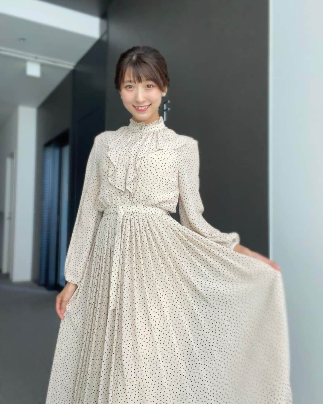 白木愛奈さんのインスタグラム写真 - (白木愛奈Instagram)「土曜版、日曜版の最近の衣装です👗 かわいい色のワンピースに、色々なヘアアレンジをしてもらいました〜😆  ありすさんと土曜版のMCをした時のスタジオ写真も😊 いつもたくさん教えてもらっているのですが、隣にいる時の安定感が、ものすごかったです、、！😢  嘘のような暖かさが続いた県内も、この土日から寒波がやってきます。 みなさん寒さ対策しっかりしてくださいね⛄️  明日は土曜版！よろしくお願いします😊 あさっての日曜版の放送は、おやすみです🙇‍♂️  #とびっきりしずおか土曜版  #とびっきりしずおか日曜版 #アナウンサー衣装」11月10日 20時04分 - shiraki_mana