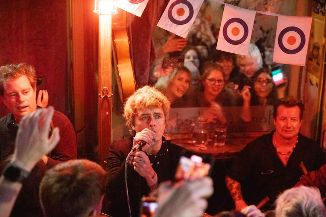 Green Dayさんのインスタグラム写真 - (Green DayInstagram)「London, what a night!!! We’re going to remember that one for a long long time. Thank you to @the_marquis_covent_garden for having us and to the handful of you that got to witness it. Excited to see more of your faces tonight at @electricballroomcamden and even way more of your faces on The Saviors Tour next summer!」11月10日 20時04分 - greenday