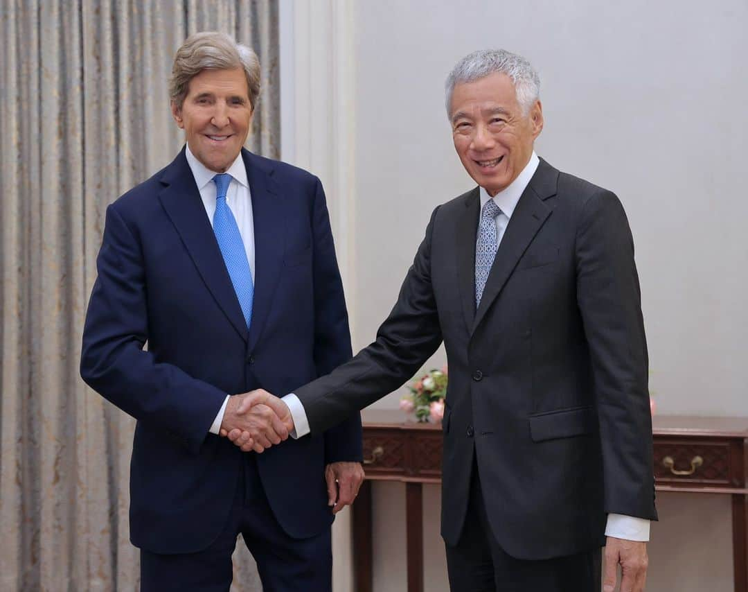 リー・シェンロンのインスタグラム：「Glad to welcome US Special Presidential Envoy for Climate (SPEC) John Kerry to Singapore again. SPEC Kerry is a former US Secretary of State, and an old friend of Singapore.   SPEC Kerry is here for the @bloomberg #NewEconomyForum. We had a good discussion on the global climate crisis and how governments can help societies and industries to cut back on carbon emissions.   I commended SPEC Kerry on his unwavering efforts to advance multilateral cooperation to mitigate climate change, and reaffirmed that Singapore would work with the US to advance climate cooperation, including at the upcoming COP-28 in Dubai. – LHL  (MCI Photo by Lim Sin Thai)」