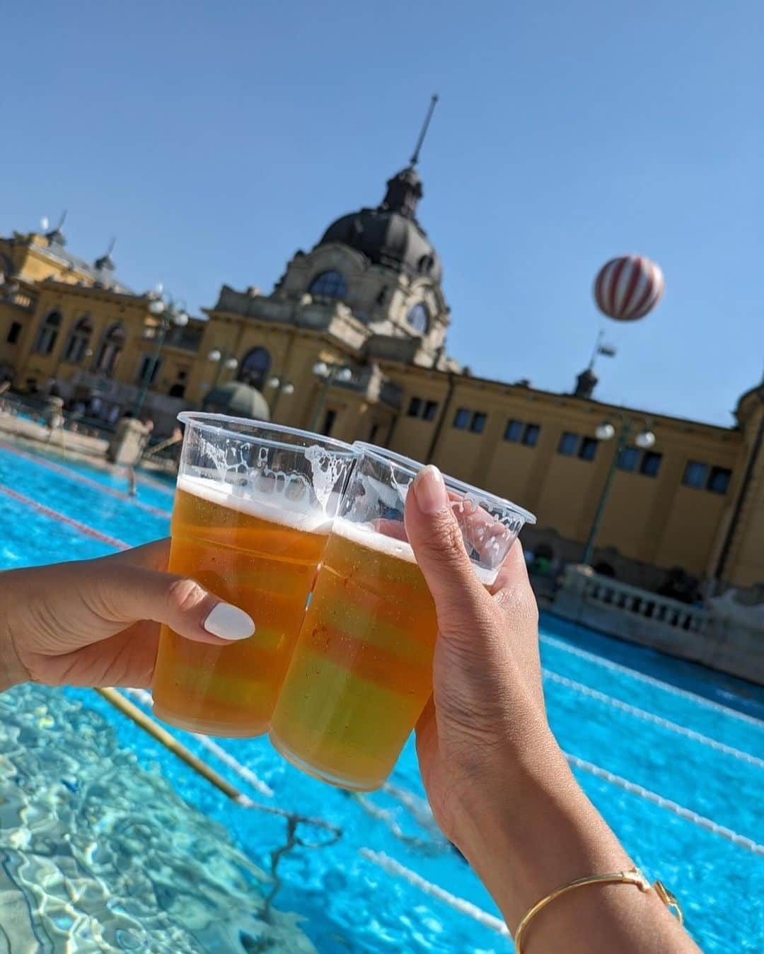 myumyuさんのインスタグラム写真 - (myumyuInstagram)「夜のSpa✖️partyの時と全然違う顔の 📍Szechenyi baths(セーチェーニ温泉)  同じ温泉だと思えんくらいのんびり平和な空間だった🕊️  室内のお風呂も数えきれんくらい無数にあってめーーーちゃくちゃ広かった🤭  キャビン(鍵付きなのでロッカーにもなる更衣室型のスペース)付きのチケットもあって、1人借りればみんなで使えるよ👙  #ヨーロッパ#ヨーロッパ旅行 #Hungary#Budapest#ハンガリー#ブダペスト#ハンガリー旅行#ブダペスト観光#旅行#海外旅行好き#海外旅行#travel#travelgram#travellover#traveler#Europe#Europetravel#hungarytravel #セーチェーニ温泉#szechenyi#szechenyibaths#bikinigirl#ビキニ女子#温泉#spa」11月12日 9時00分 - myumyu_travel_bikini