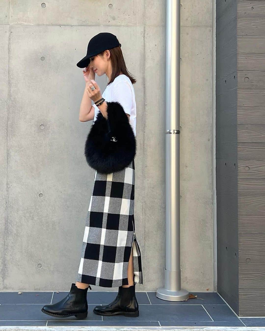 mi01ki24のインスタグラム：「先週は暑かったけど 半袖はもう着納めかな☺️🍂  Tシャツに秋小物合わせ好き🖤  t-shirt… @patou  skirt… @dolce._official  bag… @room_rakuten  brooch… @chanelofficial  cap… @uniqlo_jp   boots… @scorpioshoes_official」
