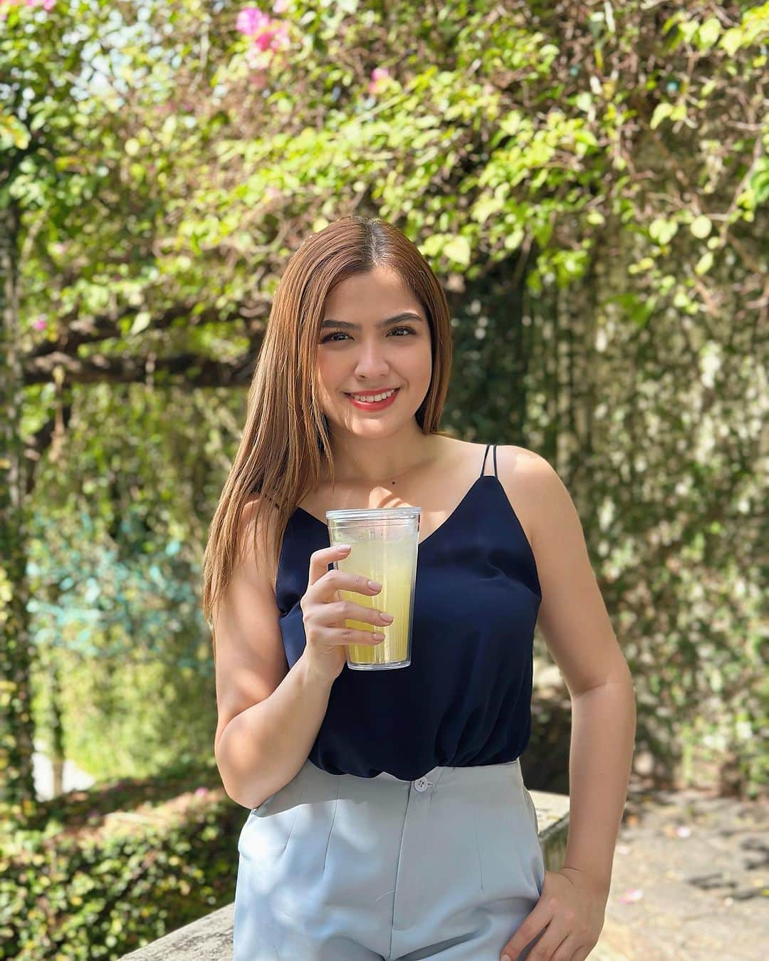 Alexa Ilacadのインスタグラム：「I’m always on-the-go, so it’s important for me to have a convenient and healthy way to stay hydrated. 😍 Cucumber & Dalandan beauty juice is my perfect solution. It’s delicious, refreshing , and packed with nutrients. It’s also sugar-free , keto-friendly, and safe for diabetics, so it’s a great choice for everyone especially those who are watching their weight! 🍹🥒  Good news! You can save up to 15% on Cucumber & Dalandan Beauty Juice from November 11-12 during Luxe Slim’s 11.11 Mega Sale! It’s a great time to stock up on your health and wellness essentials! 😁  Available on https://luxebeautywellness.com/shop, Shopee, Lazada, and TikTok shop.  #luxeslim #1111sale #beautyjuice #cucumberanddalandan #lowcaloriedrinks」