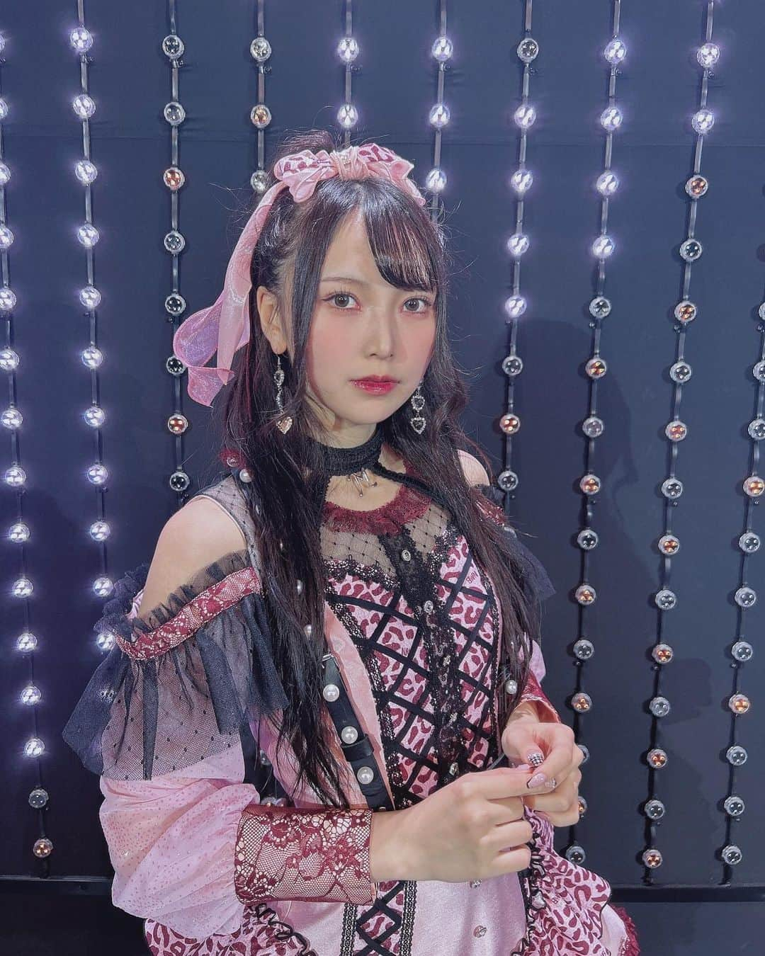 前田令子さんのインスタグラム写真 - (前田令子Instagram)「"M"のサイン  #NMB48#隅野チームM#Mのサイン公演#劇場公演#アイドル#アイドル衣装#NMB48衣装図鑑#ピンク#ヒョウ柄」11月10日 20時08分 - rrr_9_m