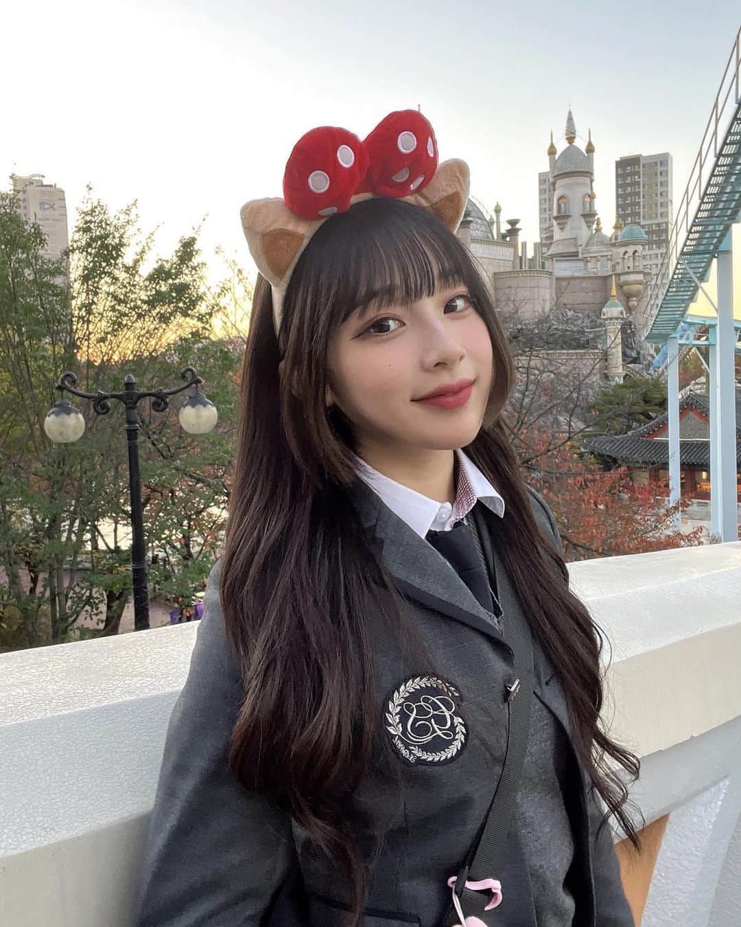 すずのインスタグラム：「🎠🎡🎢  韓国の制服着たかった＾＾ 小学生ぶりのロッテワールド本当に楽しかった🎶」