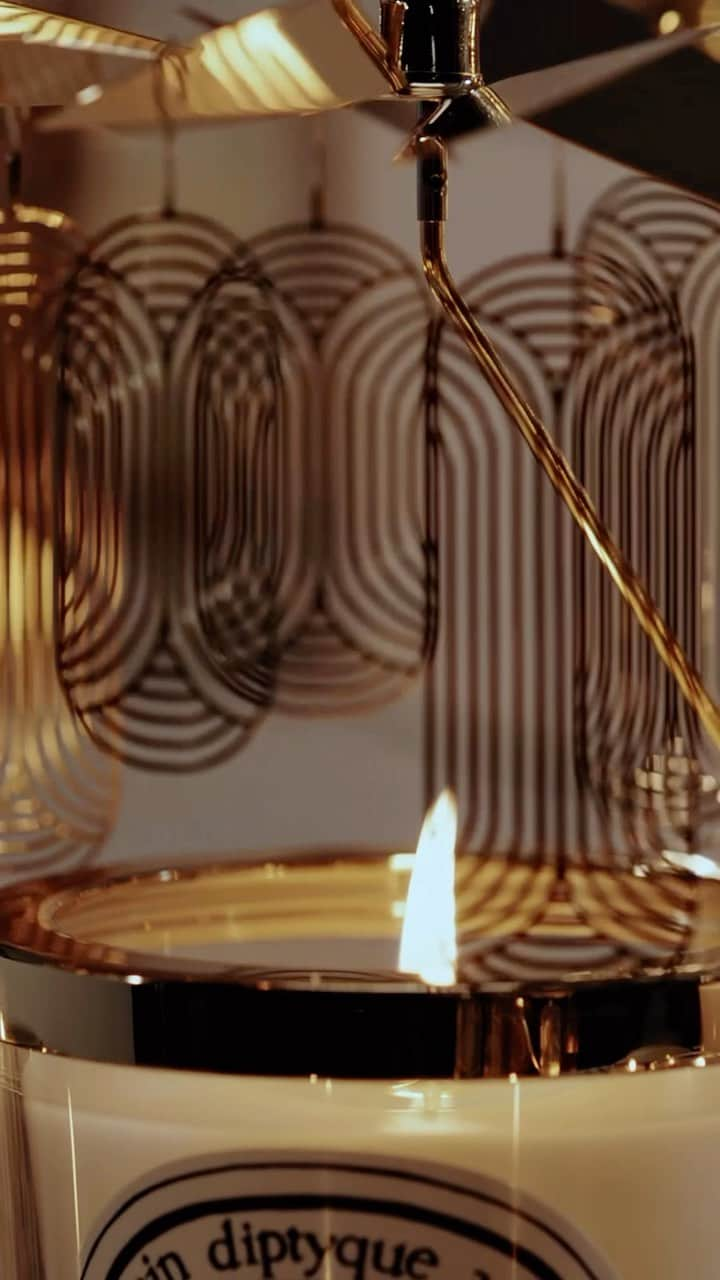 ディプティックのインスタグラム：「An enchanting atmosphere… …created by games of shadows and light. For the festive season, Diptyque’s Carousel and Lantern showcase the Maison’s emblematic oval. Placed upon a candle, these golden accessories reveal the oval’s recognisable lines and curves in a graphic round of shadows and light. Putting a twinkle in your eye. #Diptyque #HolidayCollection #DancingFlame #Lantern #Carousel」