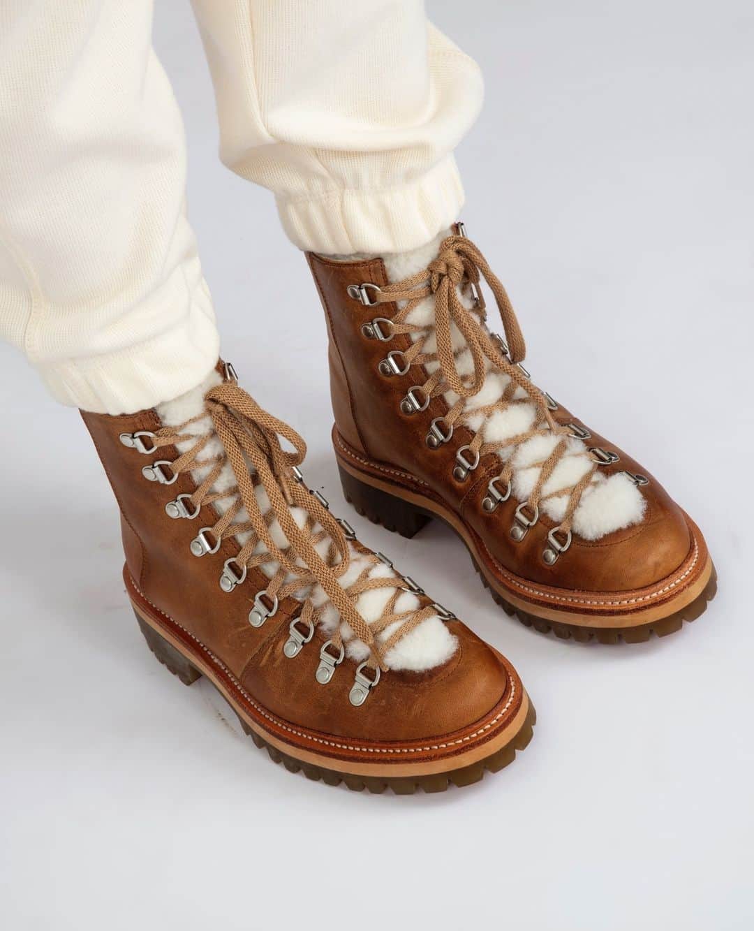グレンソンのインスタグラム：「Keep your toes warm this winter. Dont forget you can also buy our shearing insole that you can cut to size and wear in any pair of shoes for maximum cosiness. ⁠ ⁠ ⁠ #grenson #grensonshoes #menswear #mensstyle #womenswear #womensstlye #style #shearling #boots」
