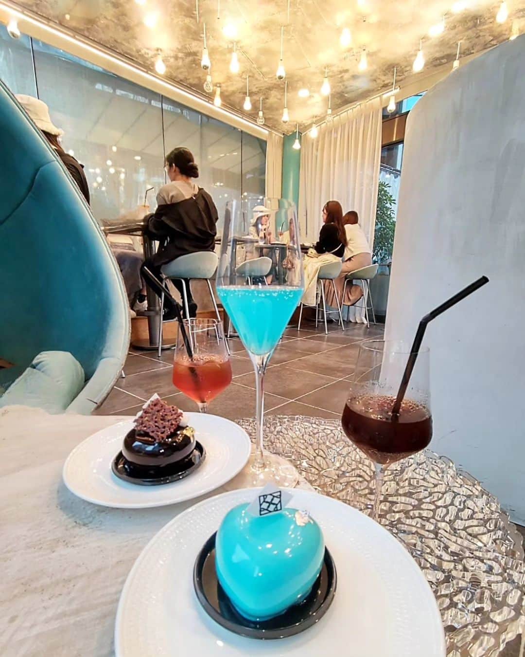 市川みかのインスタグラム：「@theblue_hibiya  ティファニーブルーに囲まれてゆったり過ごせる、日比谷の『THE BLUE』。  小さな店舗ですが、オシャレが満載✨  ランチもティータイムもディナーも楽しめます🍴  　 #theblue #hibiya #tiffanyblue #cafe #cafestag #delicious  #gourmet」