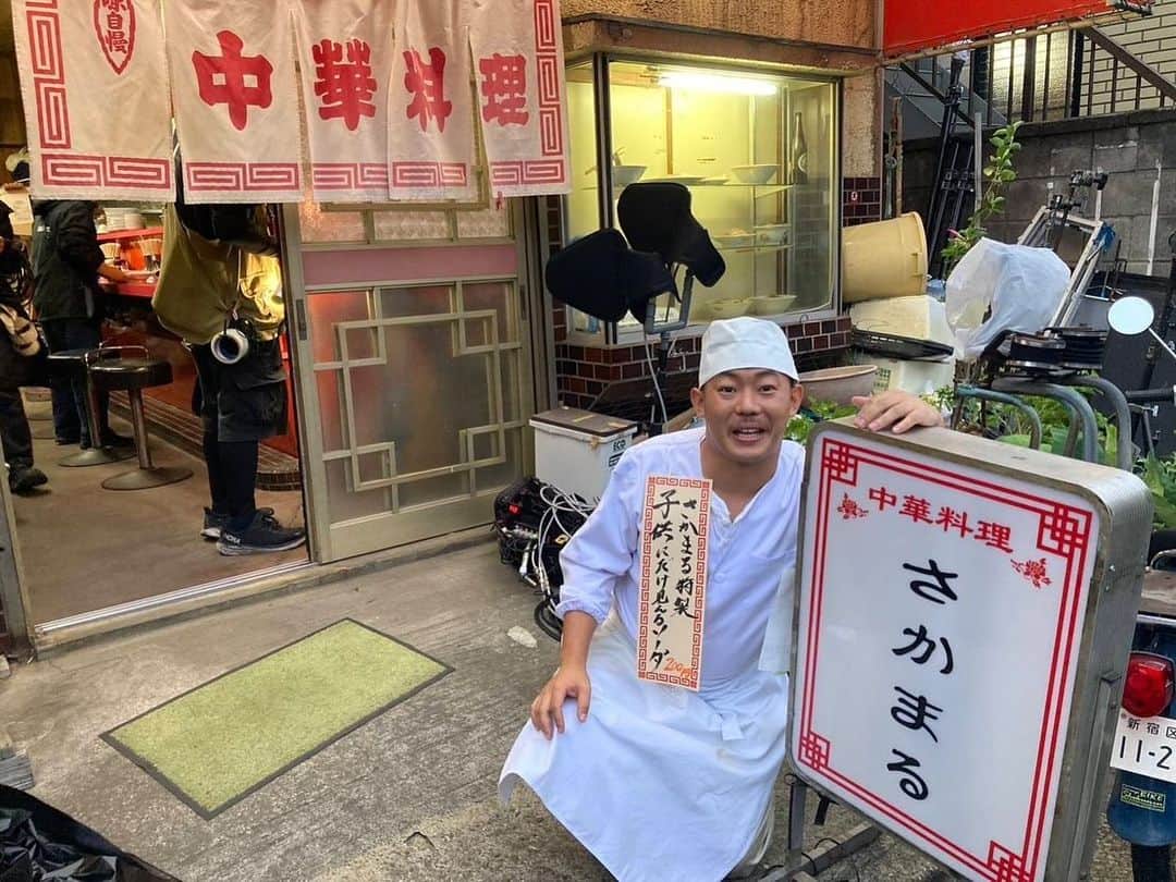 フェルマーの料理さんのインスタグラム写真 - (フェルマーの料理Instagram)「🥟 #フェルマーの料理  みなさん気づきましたか…!?  岳(#高橋文哉)と蘭菜(#小芝風花)が訪れた 中華料理屋の店主にザ・マミィの #酒井貴士 が出演！👲🏻  岳と蘭菜とにこにこオフショットを📸💭  素敵な笑顔の店主を演じてくださいました✨️ 台本の「注文を受けた店主、微かに笑顔になり。」という一行のために 出番直前までずっと笑顔の練習をしてくださっていました！☺️  𝗘𝗽𝗶𝘀𝗼𝗱𝗲.𝟬𝟱 𝟭𝟭.𝟭𝟳 𝗢𝗡 𝗔𝗜𝗥🎬」11月10日 23時15分 - fermat_tbs
