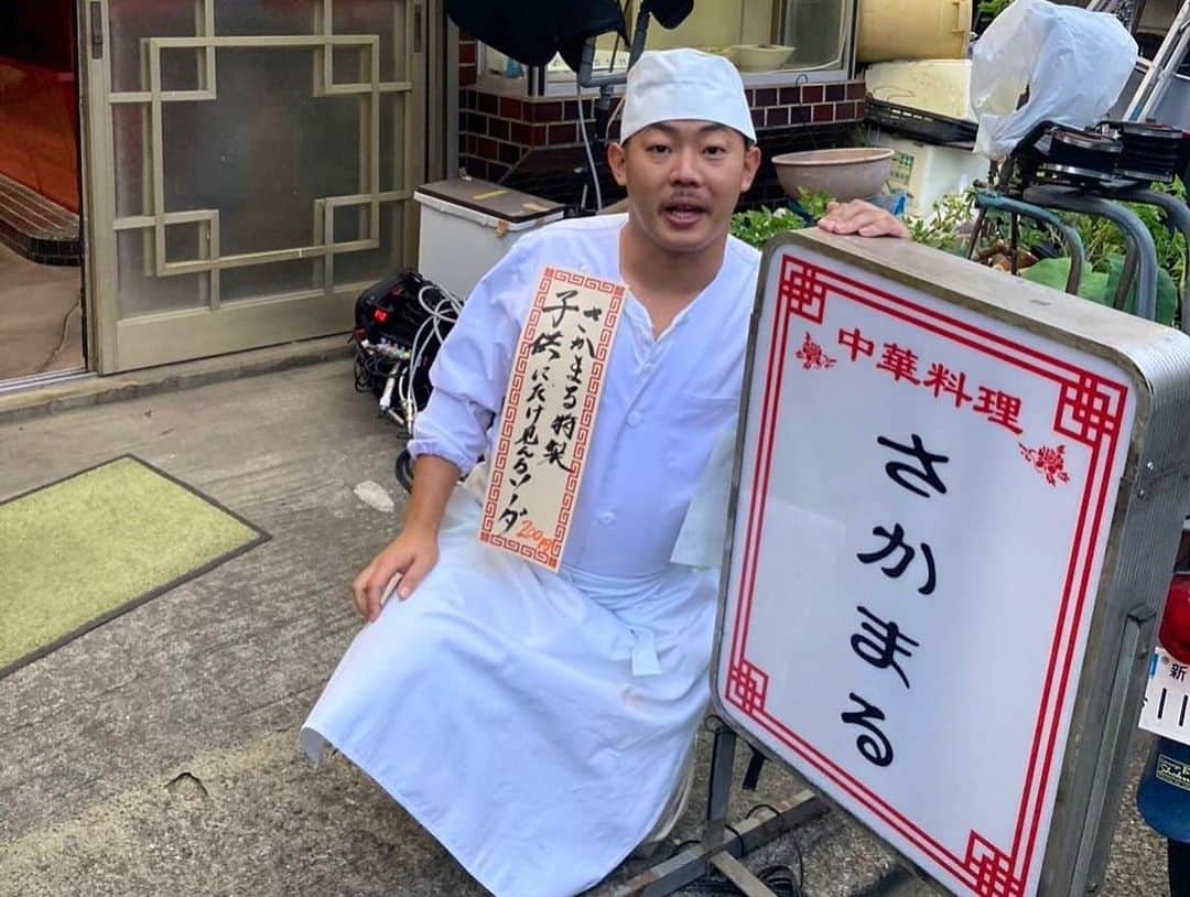 フェルマーの料理さんのインスタグラム写真 - (フェルマーの料理Instagram)「🥟 #フェルマーの料理  みなさん気づきましたか…!?  岳(#高橋文哉)と蘭菜(#小芝風花)が訪れた 中華料理屋の店主にザ・マミィの #酒井貴士 が出演！👲🏻  岳と蘭菜とにこにこオフショットを📸💭  素敵な笑顔の店主を演じてくださいました✨️ 台本の「注文を受けた店主、微かに笑顔になり。」という一行のために 出番直前までずっと笑顔の練習をしてくださっていました！☺️  𝗘𝗽𝗶𝘀𝗼𝗱𝗲.𝟬𝟱 𝟭𝟭.𝟭𝟳 𝗢𝗡 𝗔𝗜𝗥🎬」11月10日 23時15分 - fermat_tbs