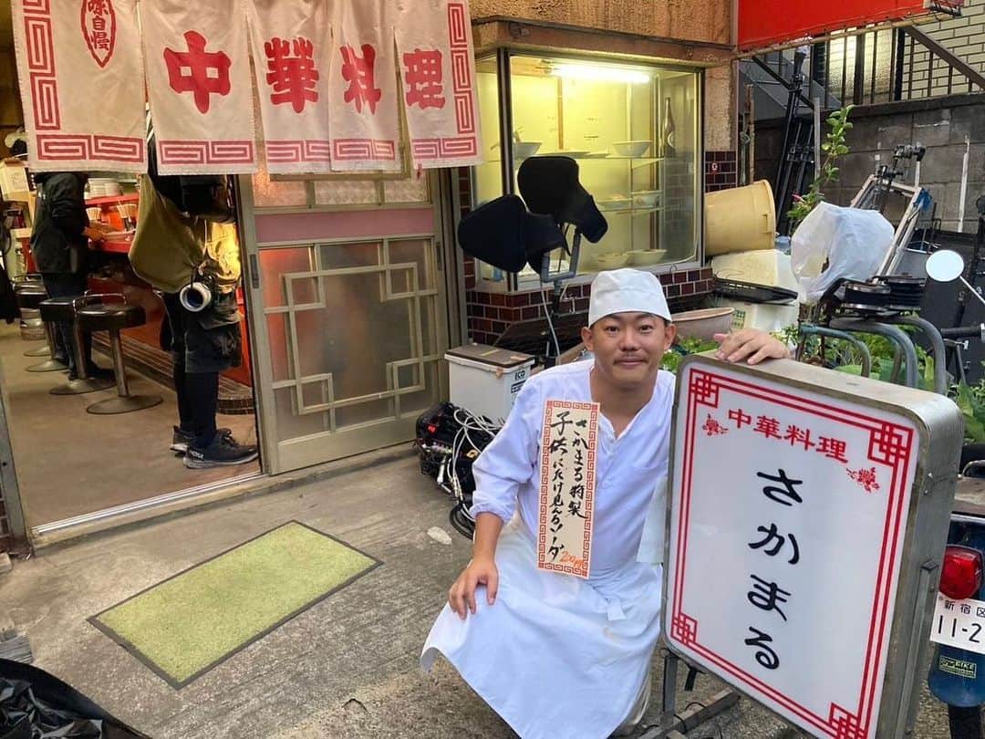 フェルマーの料理さんのインスタグラム写真 - (フェルマーの料理Instagram)「🥟 #フェルマーの料理  みなさん気づきましたか…!?  岳(#高橋文哉)と蘭菜(#小芝風花)が訪れた 中華料理屋の店主にザ・マミィの #酒井貴士 が出演！👲🏻  岳と蘭菜とにこにこオフショットを📸💭  素敵な笑顔の店主を演じてくださいました✨️ 台本の「注文を受けた店主、微かに笑顔になり。」という一行のために 出番直前までずっと笑顔の練習をしてくださっていました！☺️  𝗘𝗽𝗶𝘀𝗼𝗱𝗲.𝟬𝟱 𝟭𝟭.𝟭𝟳 𝗢𝗡 𝗔𝗜𝗥🎬」11月10日 23時15分 - fermat_tbs