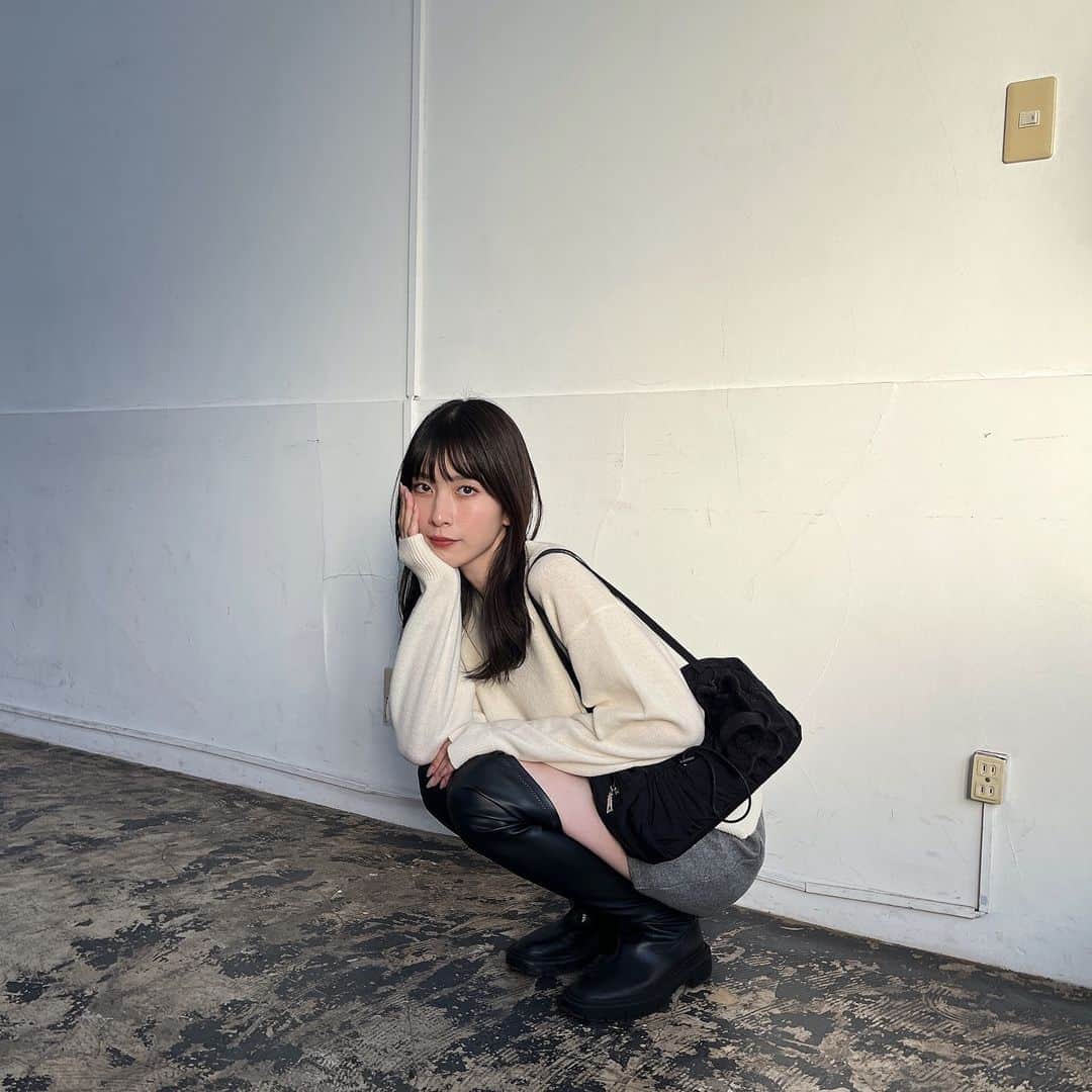 うちだゆうほのインスタグラム：「🐈‍⬛  なんかもう冬だけど今ヒートテック着たら負けな気がする」