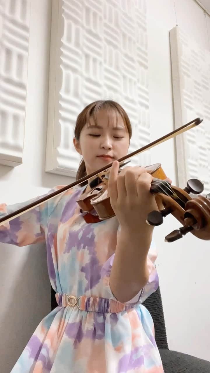 高松あいのインスタグラム：「Lovely Rosemary -Kreisler 美しきロスマリン -クライスラー . 🌹🌼🌷  .  #ヴァイオリン #バイオリン #ヴァイオリニスト #バイオリニスト #violin #violincover #violinplayer #violinpractice #violinperformance #小堤琴 #violinist」