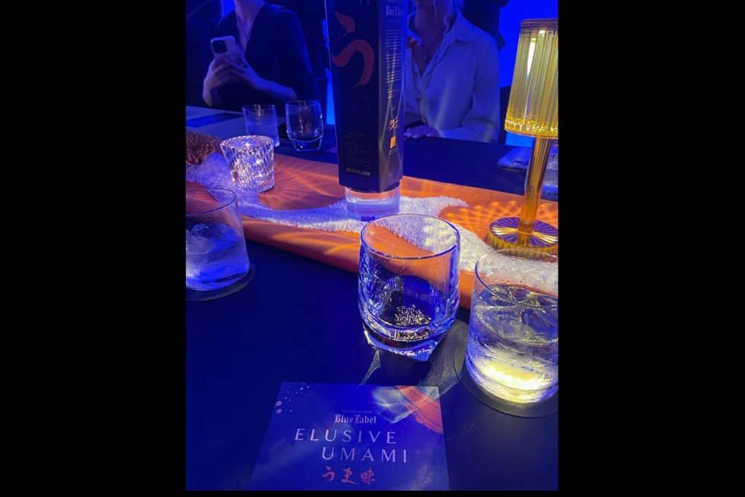 ステファニーさんのインスタグラム写真 - (ステファニーInstagram)「🥃🌙💙🧡 11月21日にリリースされるジョニーウォーカー×世界的にも有名なシェフ小林圭氏との初のコラボレーションのテースティングイベントへ。  空間から全て美しく演出されていて、贅沢な空間の中で日本の"うま味"からインスピレーションを受けてブレンドされた、ラグジュアリースコッチウイスキーとフードを堪能してきました。  ストレートでウィスキーを飲むのは初めてだったのですが、角がなくまあるくて飲みやすくてビックリしました！  ちょっと大人なひととき。おうちでも飲んでみようかな！  #pr #JWUMAMI #ジョニーウォーカー #ジョニーウォーカーブルーラベル」11月10日 20時13分 - steph_0928_