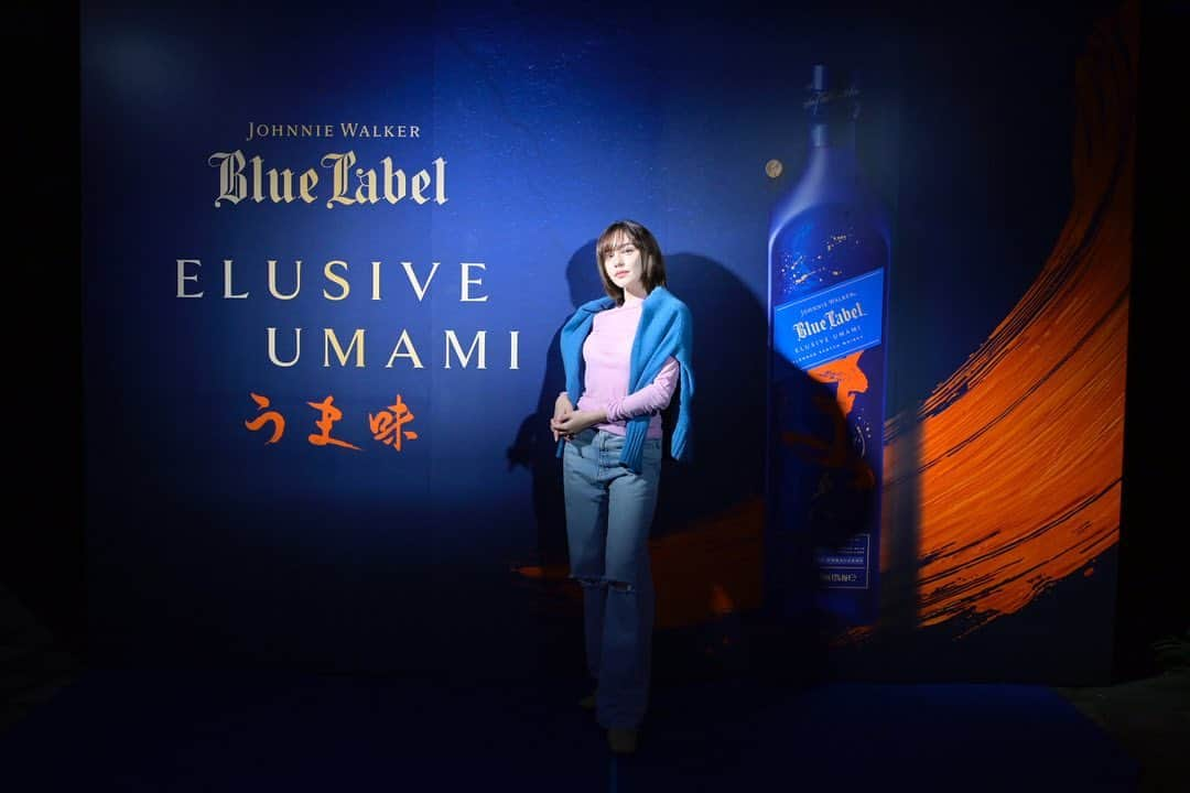 ステファニーのインスタグラム：「🥃🌙💙🧡 11月21日にリリースされるジョニーウォーカー×世界的にも有名なシェフ小林圭氏との初のコラボレーションのテースティングイベントへ。  空間から全て美しく演出されていて、贅沢な空間の中で日本の"うま味"からインスピレーションを受けてブレンドされた、ラグジュアリースコッチウイスキーとフードを堪能してきました。  ストレートでウィスキーを飲むのは初めてだったのですが、角がなくまあるくて飲みやすくてビックリしました！  ちょっと大人なひととき。おうちでも飲んでみようかな！  #pr #JWUMAMI #ジョニーウォーカー #ジョニーウォーカーブルーラベル」