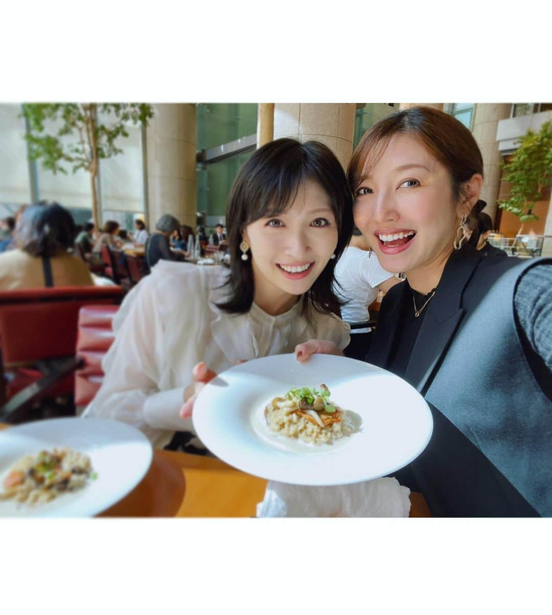 小澤陽子のインスタグラム：「🍵  厄年なワタシタチ🥺🐏👉🏻👈🏻  いつもより深い話に…💭😂💓  同い年でいつも競馬でお世話になっている 元アイドリングの横山ルリカちゃんに、最近欲している 和の甘味に付き合ってもらいました🥺😂💚🤍  プライベートで会えたのは久々🐳 ありがとう♡♡  #なんか画像横に広がっちゃった？😳 #厄年 #横山ルリカ ちゃん #小澤陽子 #おざよーfashion👗 笑 #妊婦に見えない #マタニティコーデ」