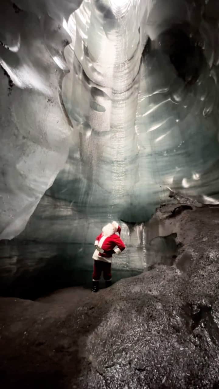 クリス・バーカードのインスタグラム：「Santa’s out of hiding and about to bring the holiday cheer & the biggest print sale of the year starting in two weeks…  Coming soon to www.ChrisBurkard.com」