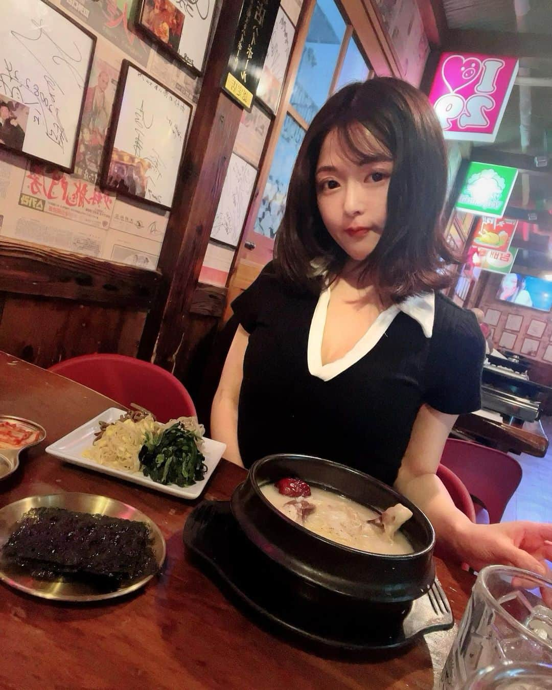 AYUNAのインスタグラム：「ここの参鶏湯〜✨🐓✨  お肉ホロホロぉ〜お出汁が濃厚ぉ〜🥺  めちゃウマでしたぁ☺️🫶🍀毎日食べたいっ！  店内もかなり広くてスタッフさんも親切で 最高な居心地でした🍻🎶  PR @kantonnoomoide_official #カントンの思い出 #韓国料理屋 #新大久保韓国料理 #新大久保グルメ #新宿区グルメ」